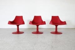 Poltrona con piedistallo in plastica stampata rossa stile Saarinen del 1960