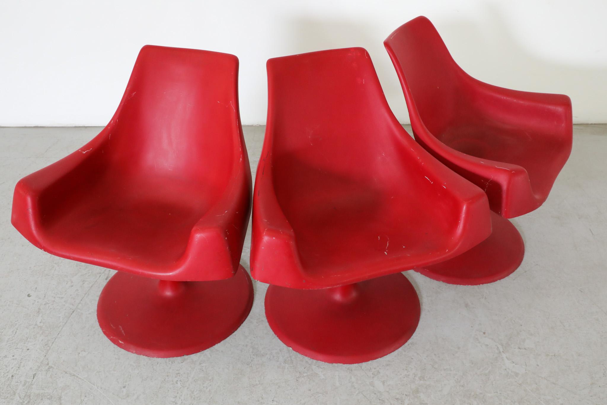 Mod Space Age Saarinen Inspired Red Plastic Moulded Chairs with Pedestal Base In Good Condition For Sale In Los Angeles, CA