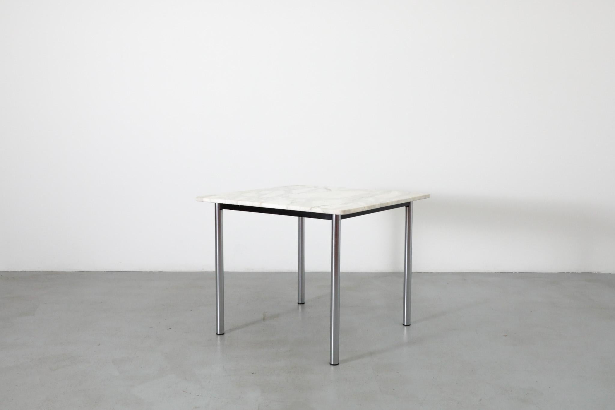 Néerlandais Table de salle à manger, de jeu ou de centre MOD Square à plateau en marbre en vente