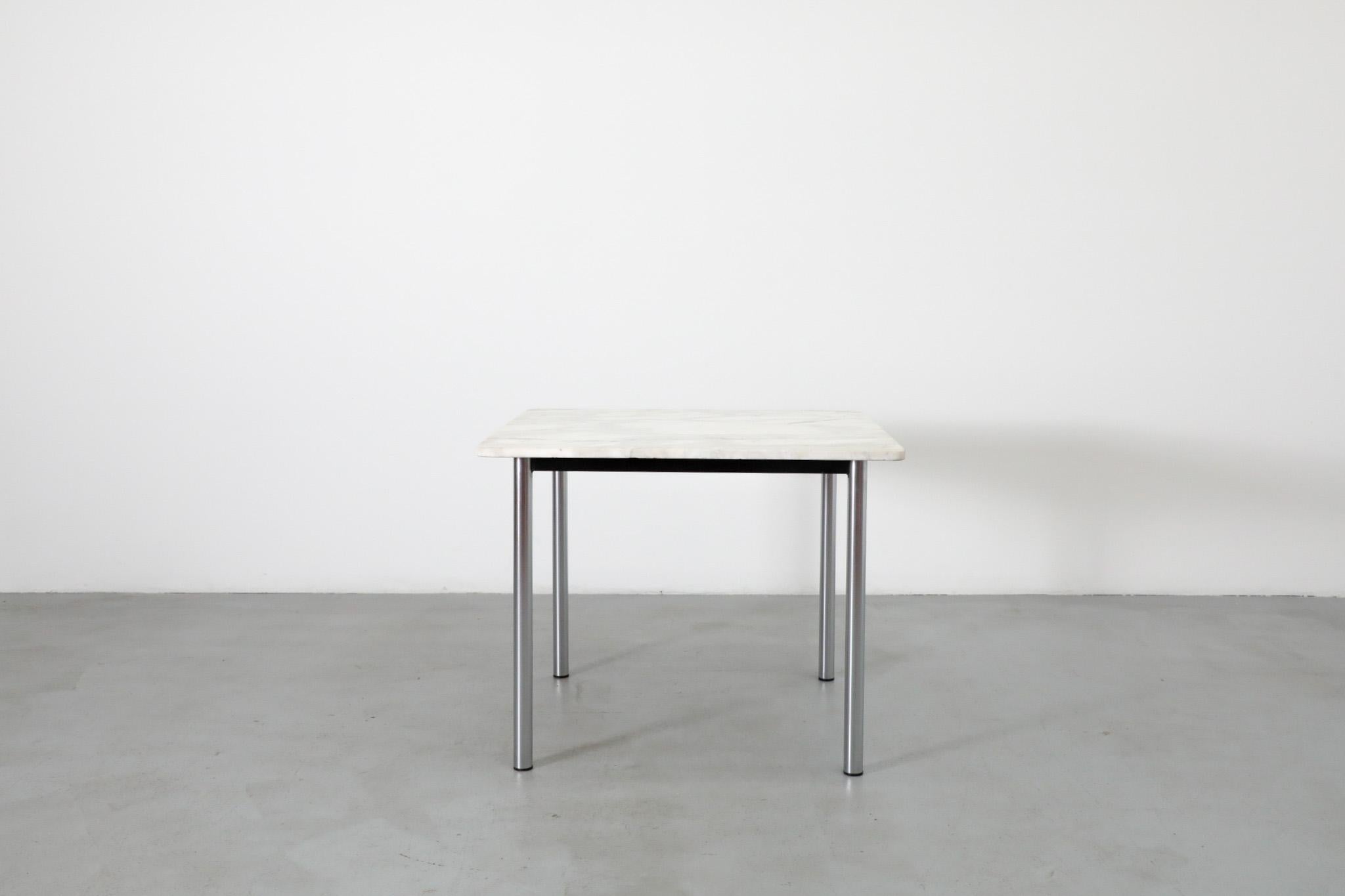 Table de salle à manger, de jeu ou de centre MOD Square à plateau en marbre Bon état - En vente à Los Angeles, CA