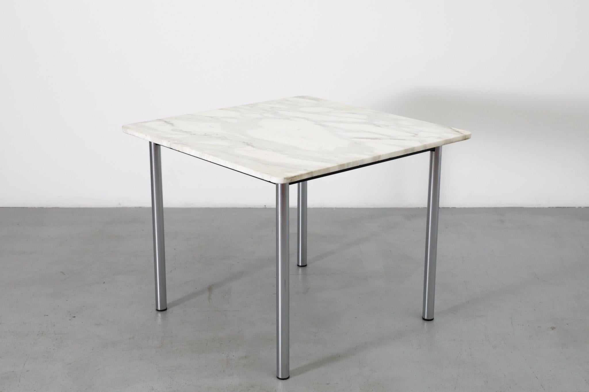 20ième siècle Table de salle à manger, de jeu ou de centre MOD Square à plateau en marbre en vente