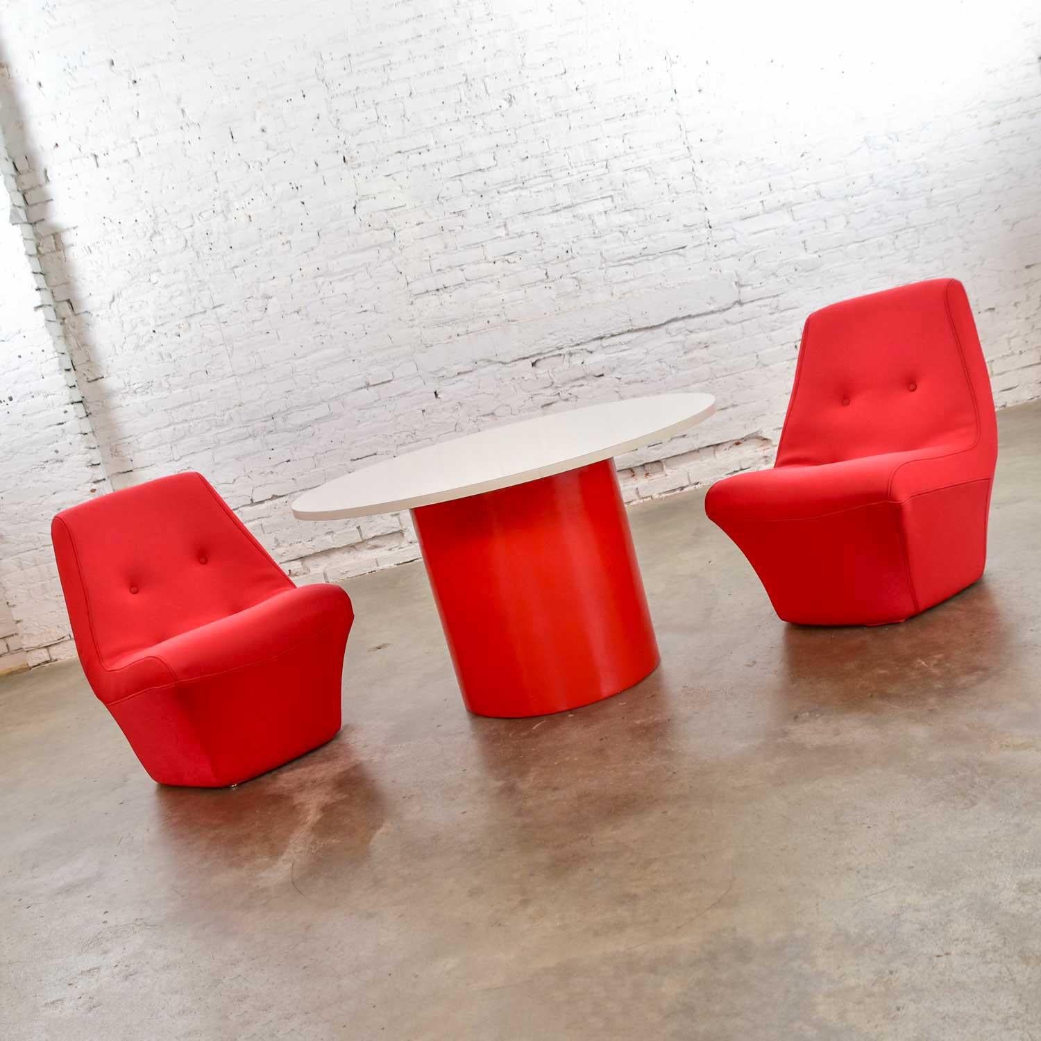 Fabulous mod style MCM (mid-century modern) 1967 dining or game table from the New Design Idiom line by Milo Baughman for Thayer Coggin comprised of red vinyl base and white laminate top table, and 2 slipper chairs by Founders Furniture. Chairs have