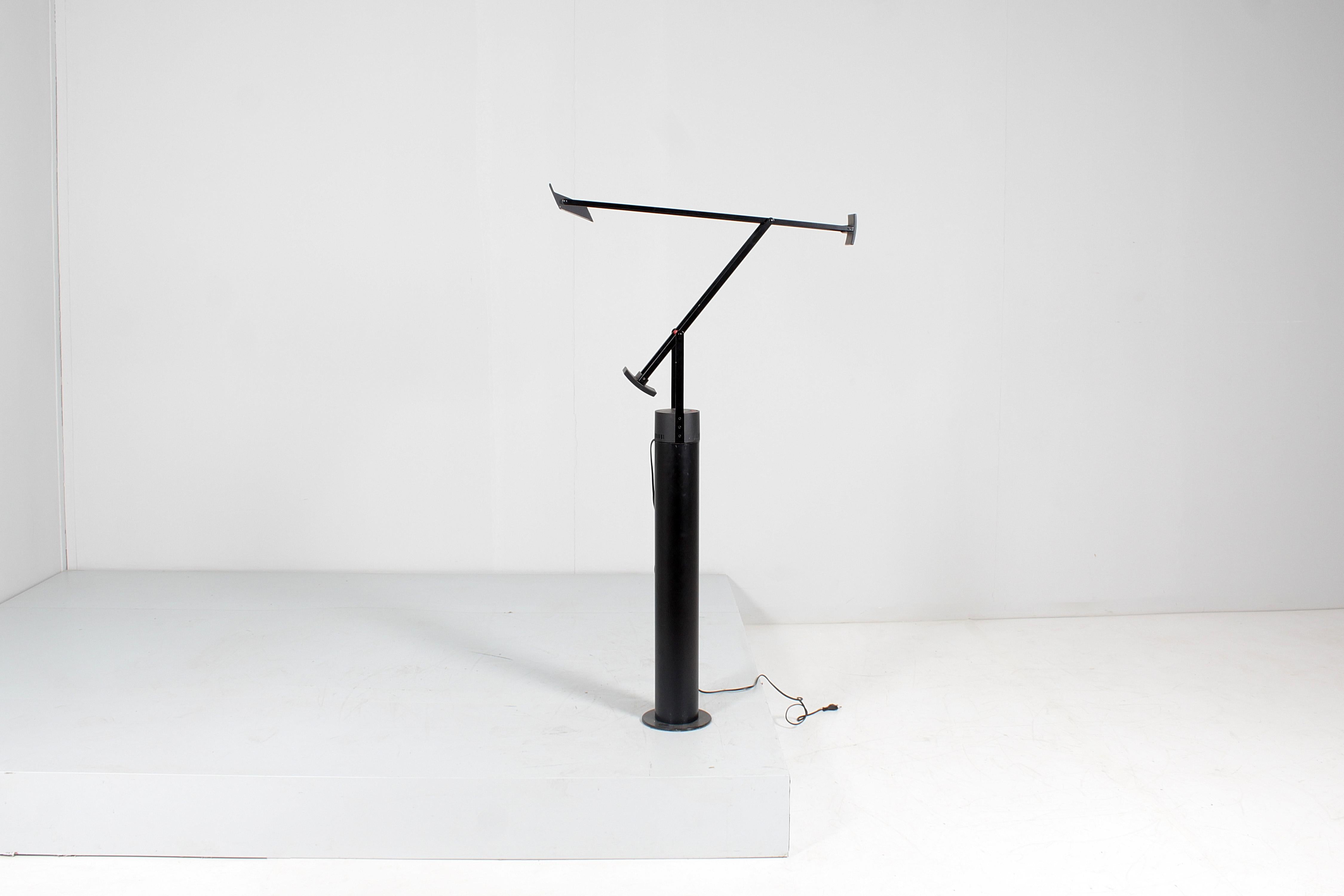 Stehlampe mod. „Tizio“ von R. Sapper für Artemide, schwarze Metall-Stehlampe, 1972, Italien (Moderne der Mitte des Jahrhunderts) im Angebot