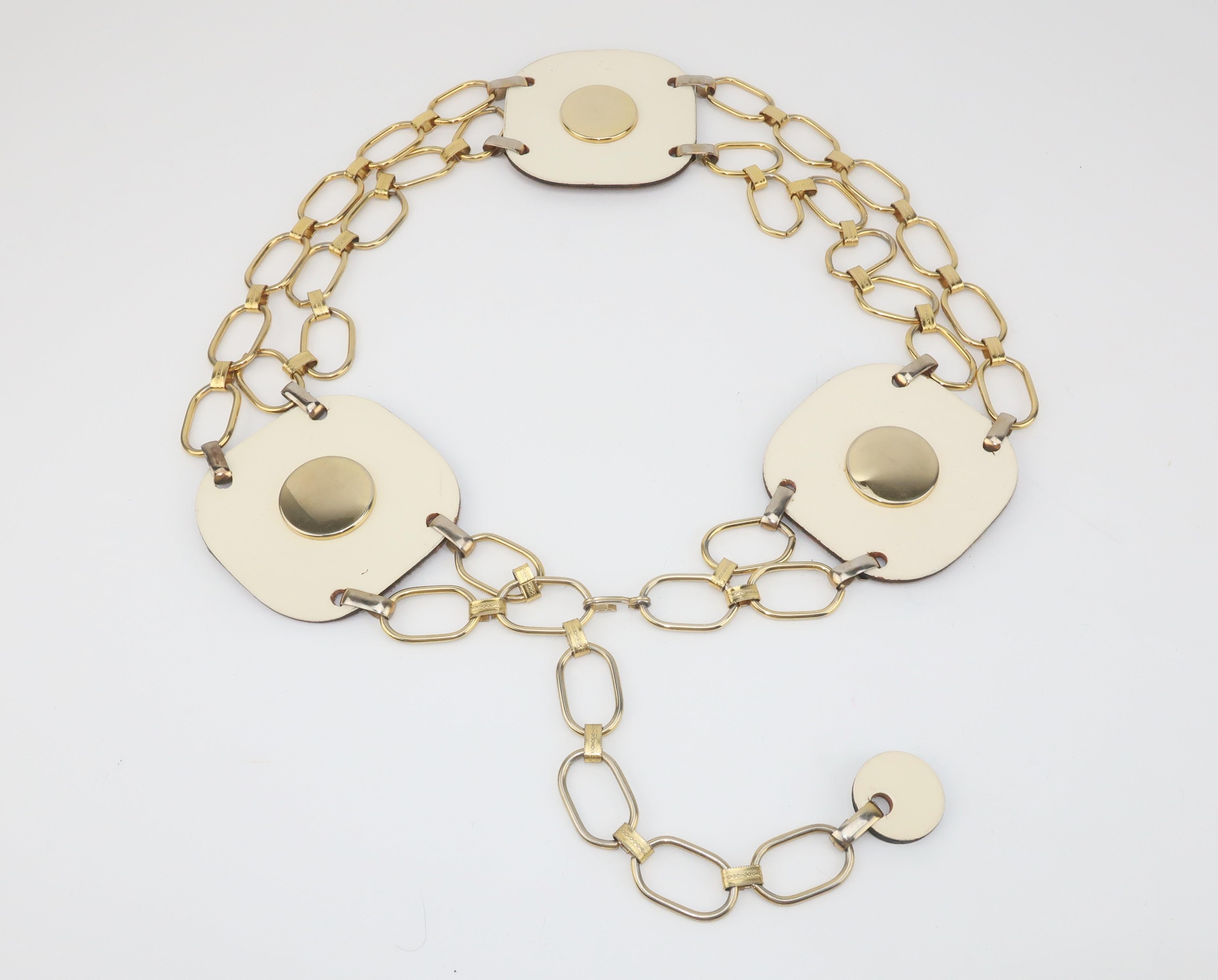 Wenn Sie in einer modischen Stimmung sind:: dann ist dieser weiße Ledergürtel mit goldfarbener Kette aus den 1960er Jahren das perfekte Accessoire.  Ein verstellbarer Hakenverschluss ermöglicht das Tragen als hüftbetontes Modell oder in einer