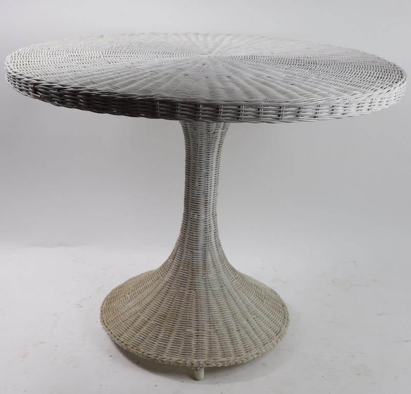 Mod Wicker Dinette Cafe Dining Table with Pedestal Base In Good Condition For Sale In New York, NY