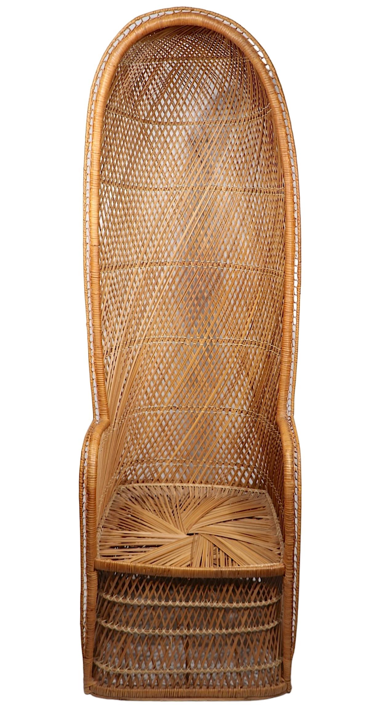 Chaise à capuchon inhabituelle en osier tressé avec un dôme dramatique exagéré et allongé. Cette chaise groovy date des années 1970. Cet exemplaire est en très bon état, propre, original et prêt à l'emploi, ne présentant qu'une légère usure