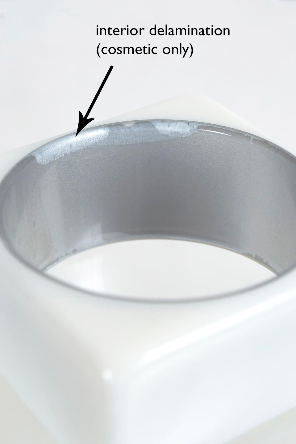Bracelet jonc large en lucite géométrique blanc vif, années 1960 Pour femmes en vente