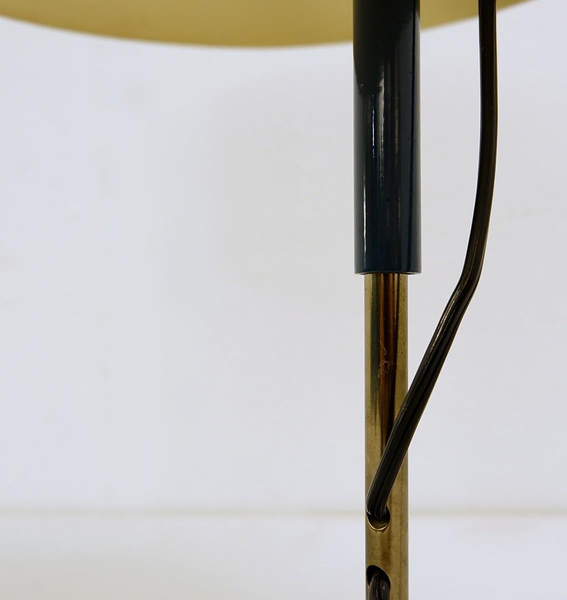 Lampe de bureau Mod.243 d'Angelo Ostuni et Roberto Forti pour Oluce, années 1950 Bon état - En vente à Brussels , BE