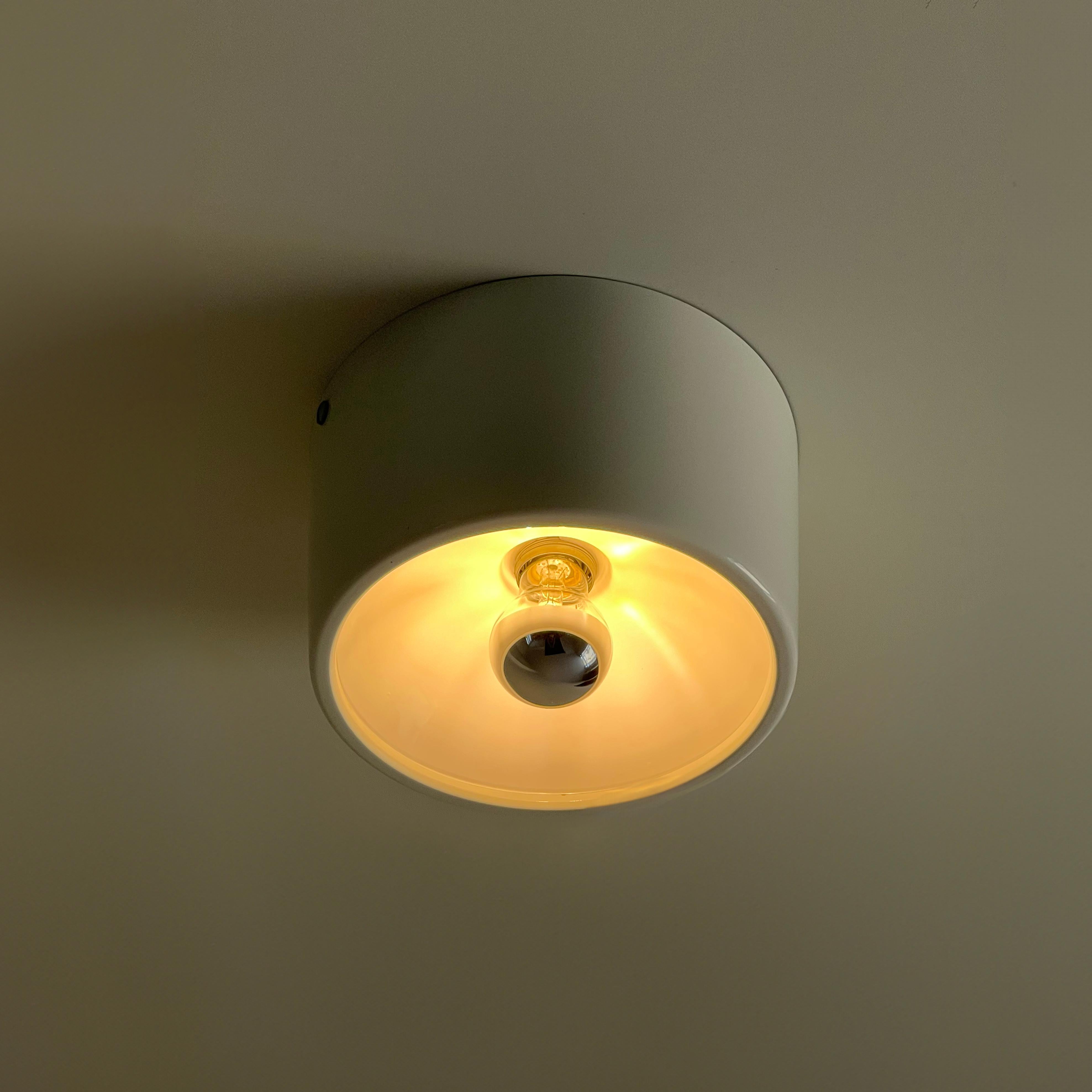 La lampe Model/One, conçue par CINI pour Arteluce, est l'exemple même du design hyper-minimaliste. Sa forme cylindrique respire l'élégance et la simplicité, sans aucun détail superflu.