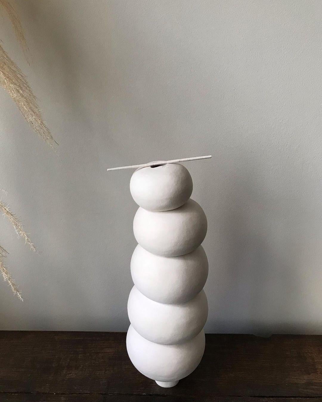 Modder Balancierende Keramik-Skulptur von Françoise Jeffrey (Niederländisch) im Angebot