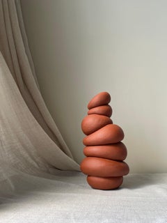 „Modder Holding It Together“ – Keramikskulptur von Françoise Jeffrey