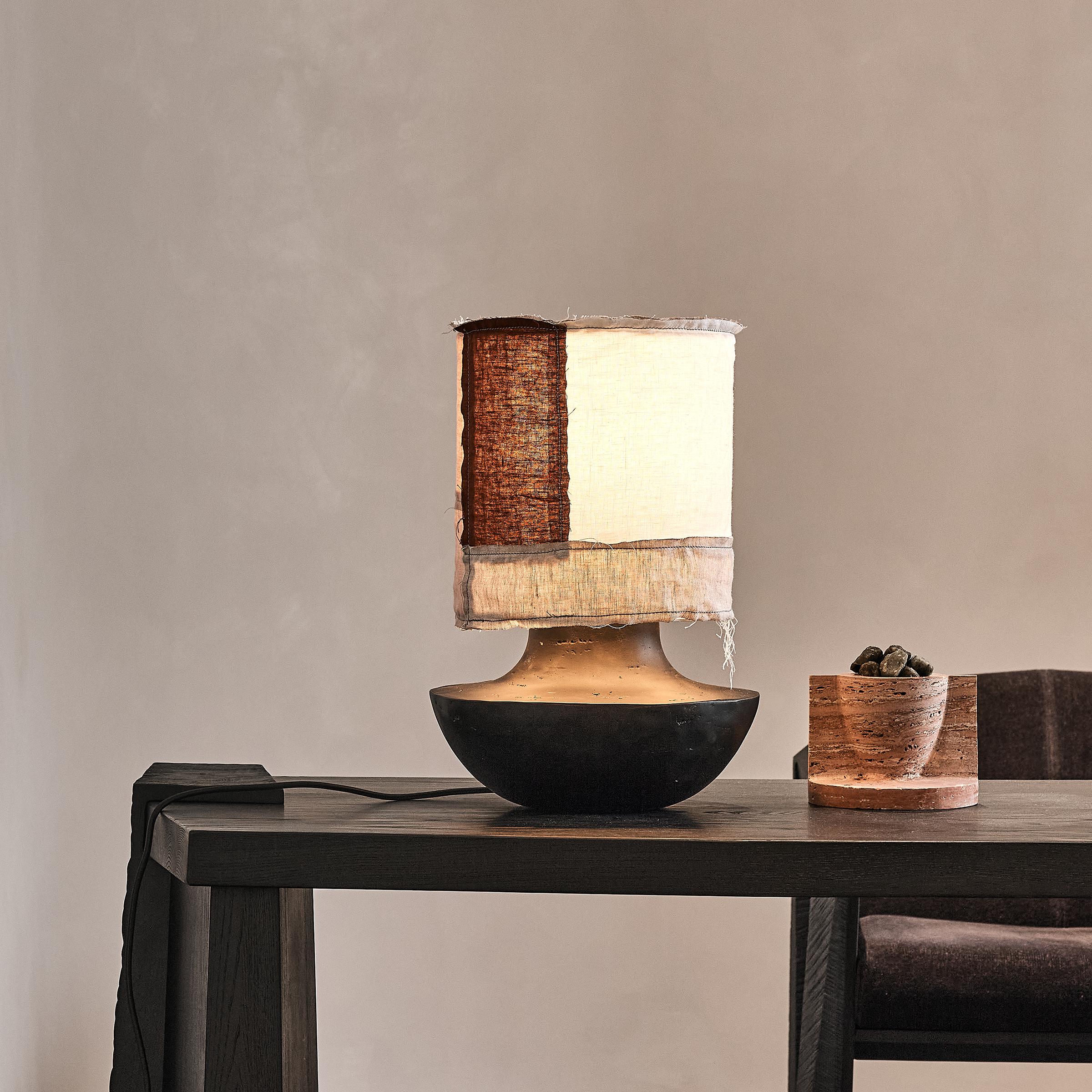 Lampe de table Mode par DAaZ
Dimensions : D 33 x H 45 cm.
MATERIAL : Aluminium, tissu.

Toutes nos lampes peuvent être câblées en fonction de chaque pays. Si elle est vendue aux États-Unis, elle sera câblée pour les États-Unis, par exemple.

DAaZ