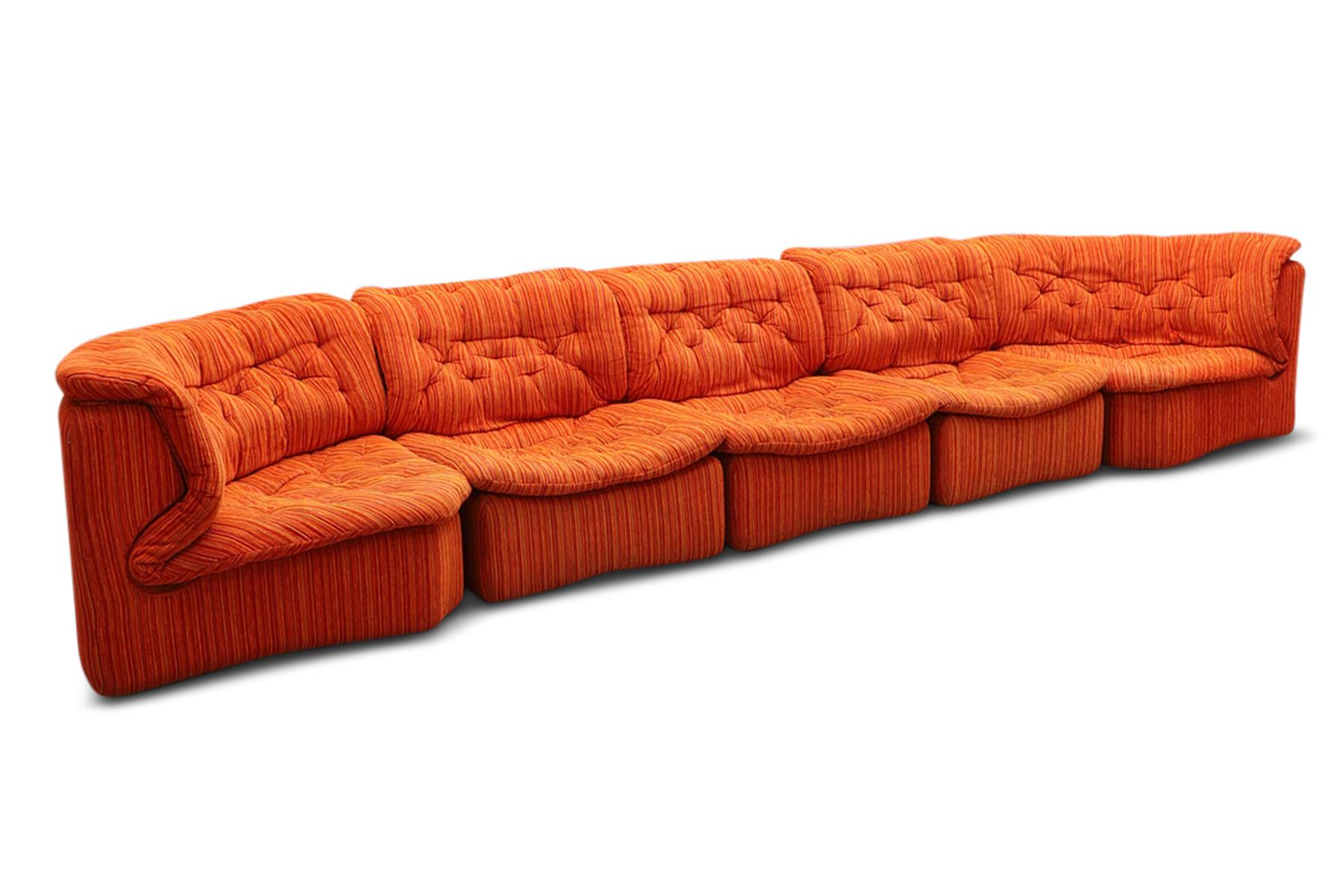 Laine Canapé modulaire cinq pièces Modèle 008 en laine rayée orange des années 1970 en vente