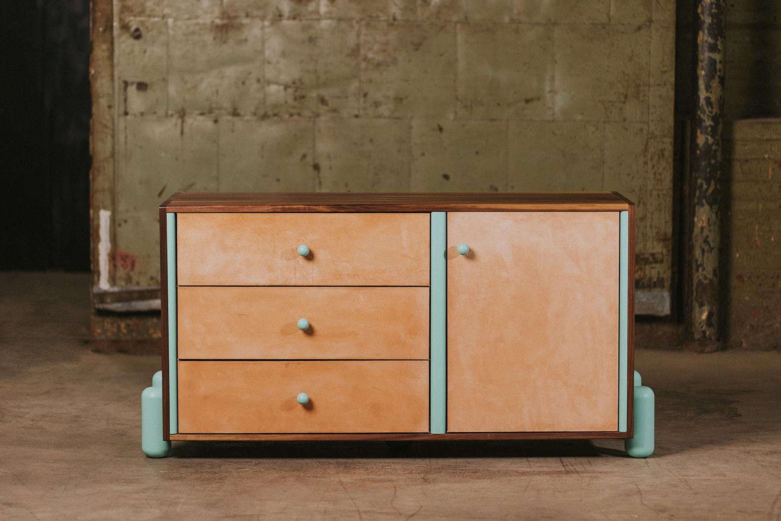 Le modèle 03 est notre création la plus polyvalente de la série 01. Capable de jouer le rôle d'une commode, d'une crédence ou d'un buffet. S'inspirant des armoires du milieu du siècle, le modèle 03 est notre conception d'un rangement à la fois
