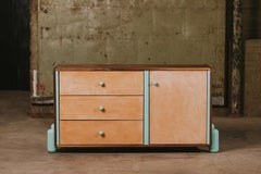 Modell 03 - Moderne Kommode aus Massivholz mit lackiertem Stahl und Leder