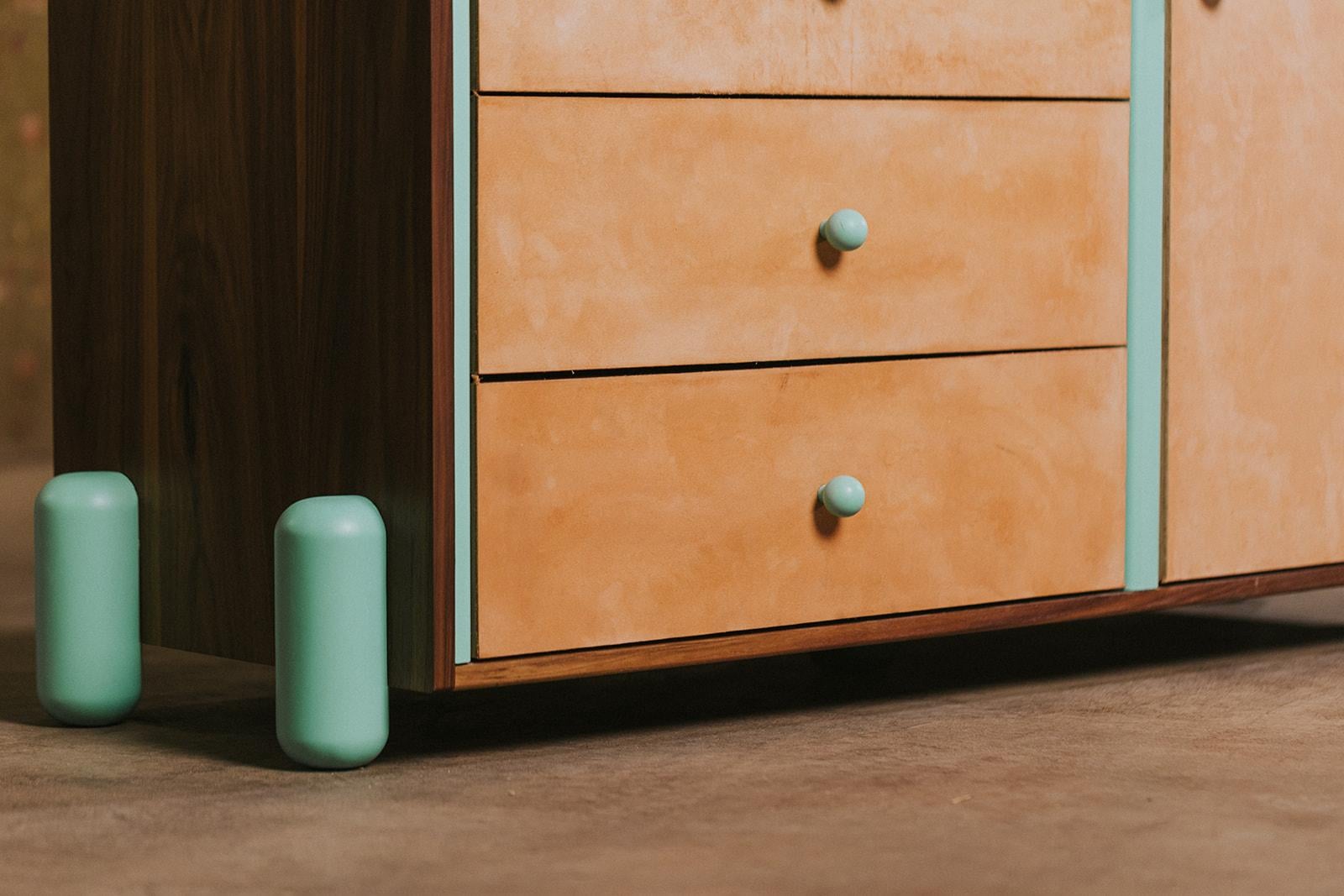Moderne Modèle 03 - Commode crédence moderne en bois massif avec acier peint et cuir en vente