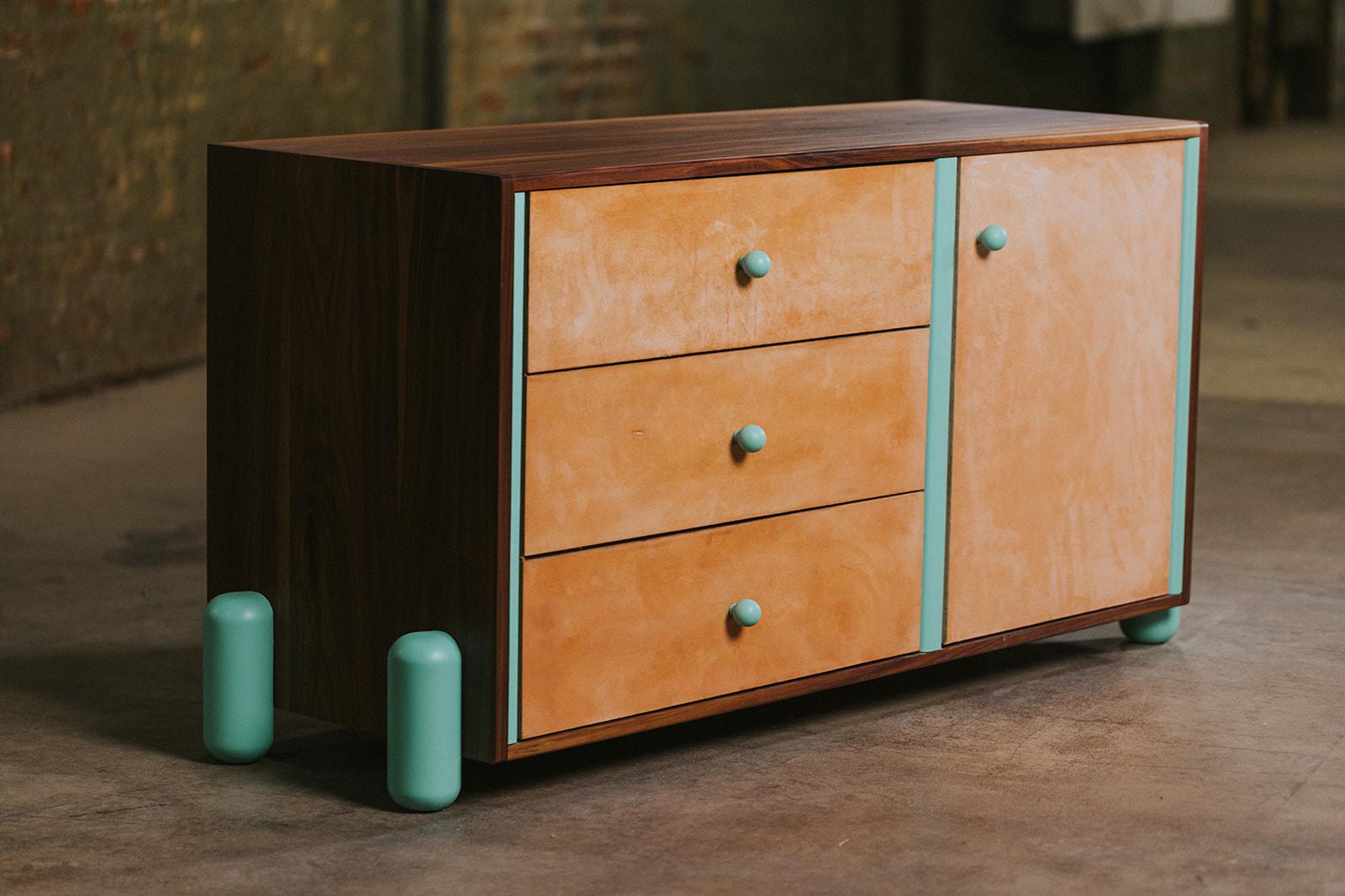 Américain Modèle 03 - Commode crédence moderne en bois massif avec acier peint et cuir en vente
