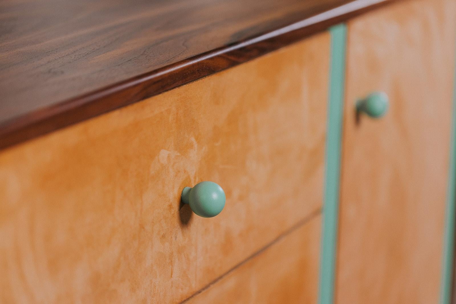 Soudé Modèle 03 - Commode crédence moderne en bois massif avec acier peint et cuir en vente