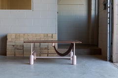 Modell 06 - Moderner bunter Couchtisch aus Hartholz und Stahl mit Magazinhalterung