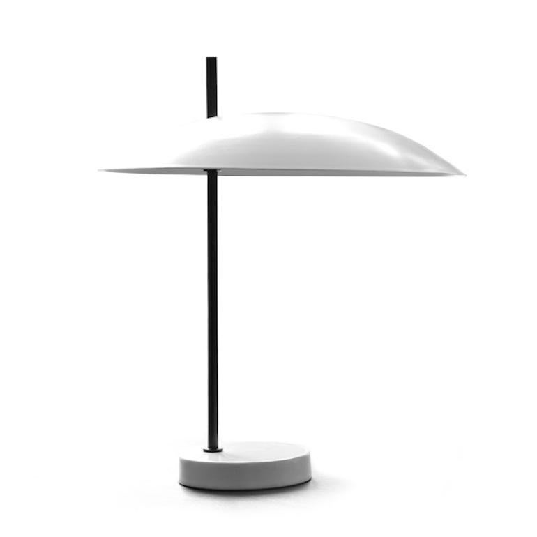 La lampe de table modèle 1013 a été conçue à l'origine en 1955 par Pierre Disderot. Son design élégant et sa taille en ont fait un objet emblématique à placer partout : dans la chambre à coucher, sur un meuble du salon ou au bout du canapé. Cette