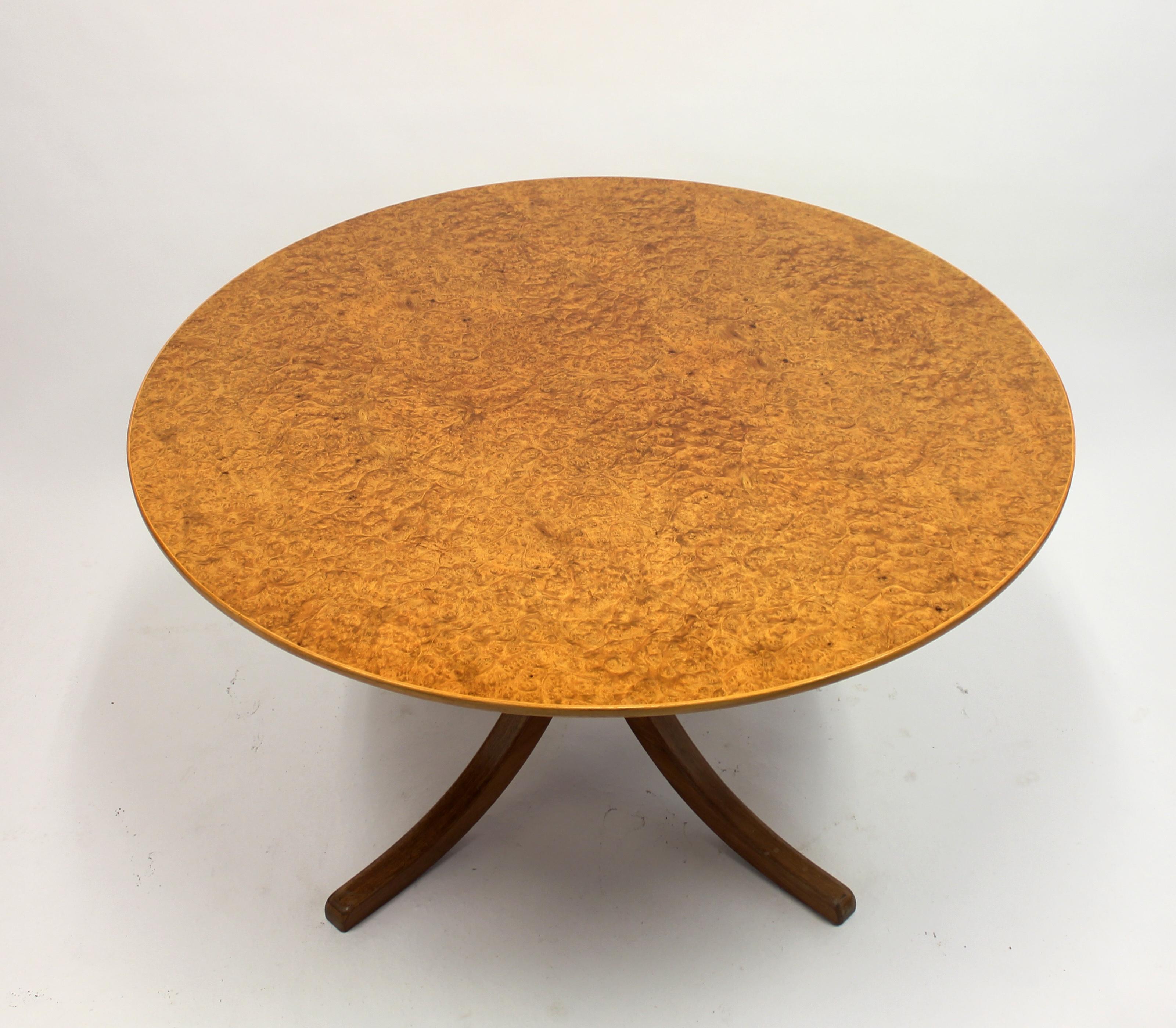 Dining table model 1020 designed by Josef Frank in the late 1930s for Svenskt Tenn. This example is from the 1960s and has, up until now, been in the same family since it was bought back then. Tabletop in root veneer (most likely alder root or elm