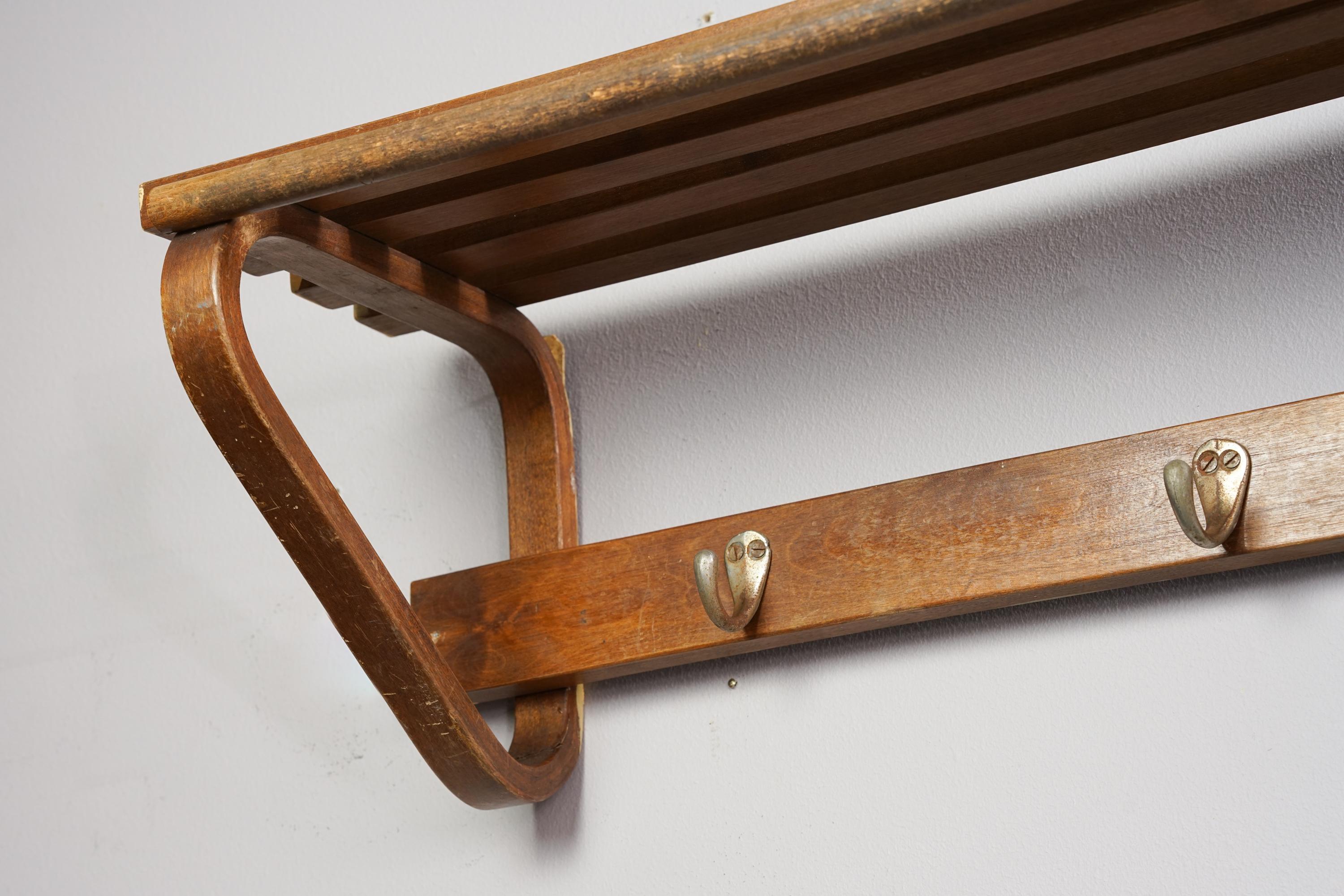 Appendiabiti modello 109 di Alvar Aalto degli anni '40. Betulla con ganci in metallo. Buone condizioni vintage, usura coerente con l'età e l'uso. L'iconico design di Alvar Aalto. 