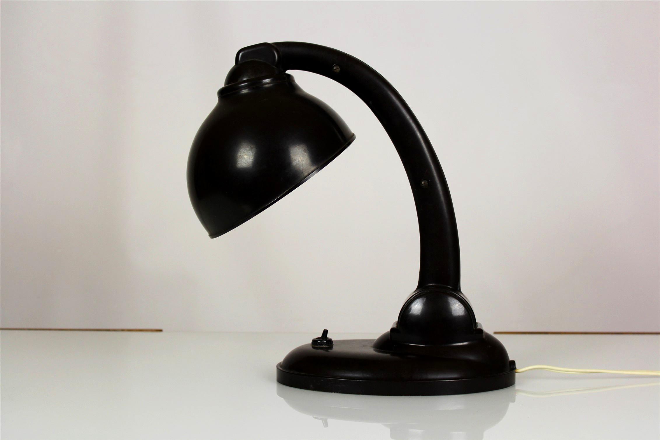 - Bakelite table lamp, model 11126 from the 1930s
- Designed by Eric Kirkman Cole
- Signed, visible manufacturer’s mark
- Adjustable lampshade and the inclination of the arm
- The whole in its original state, was only cleaned
- The lamp is