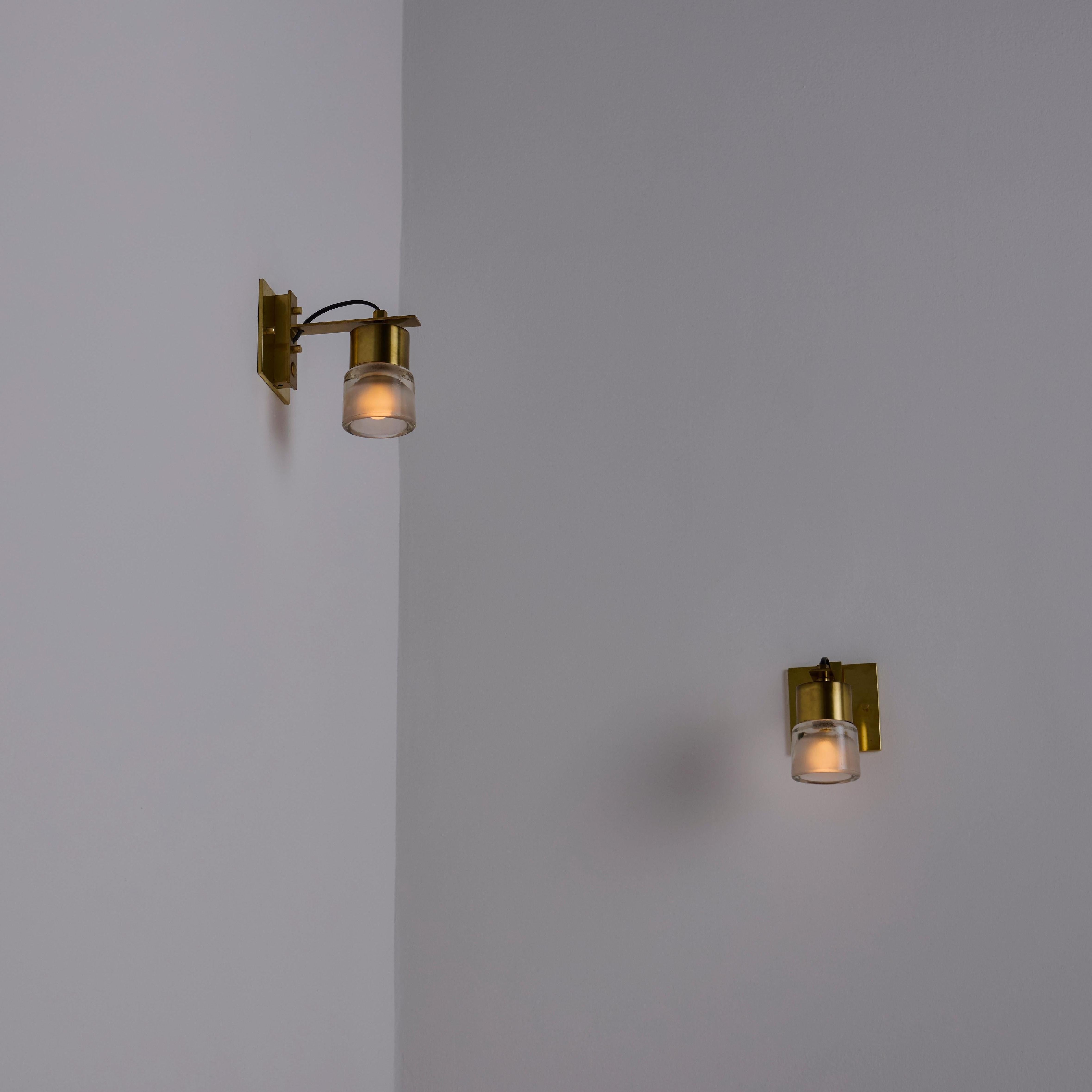 Le lampade a incasso Model 1118 di Carlo Albertovon Wunster per Oluce. Progettato e prodotto in Italia, intorno agli anni '1950. Semplici ed eleganti appliques composte da coppe in vetro acidato a parete spessa fissate su un supporto a staffa in