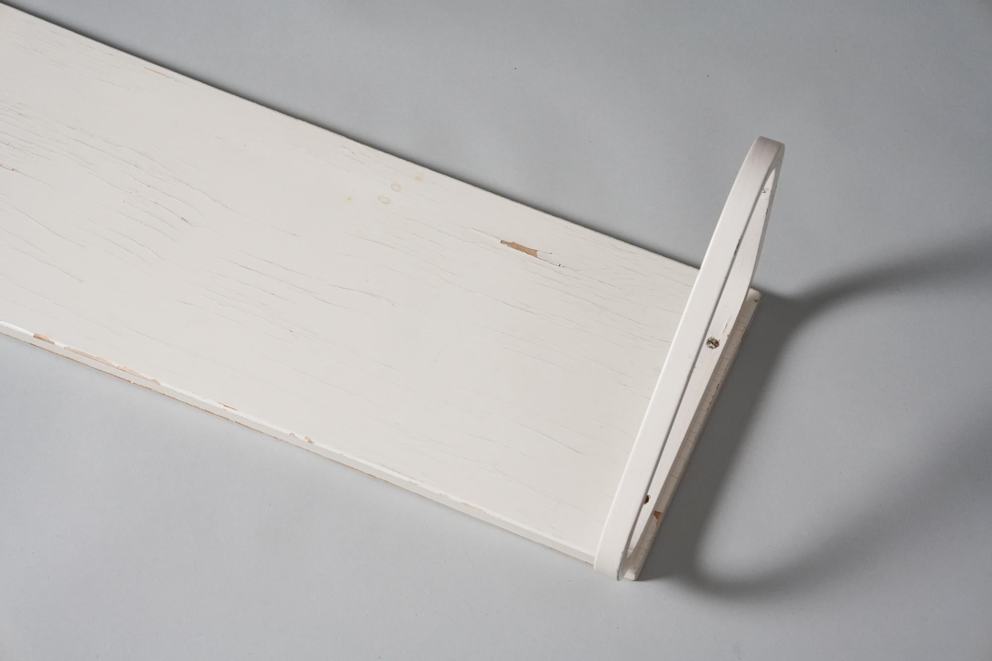 Étagère modèle 112b, conçue par Alvar Aalto, années 1930/1940. Bouleau peint. État d'origine, forte patine. 

Alvar Aalto (1898-1976) est probablement l'architecte et le designer finlandais le plus célèbre au monde. Aalto a obtenu son diplôme