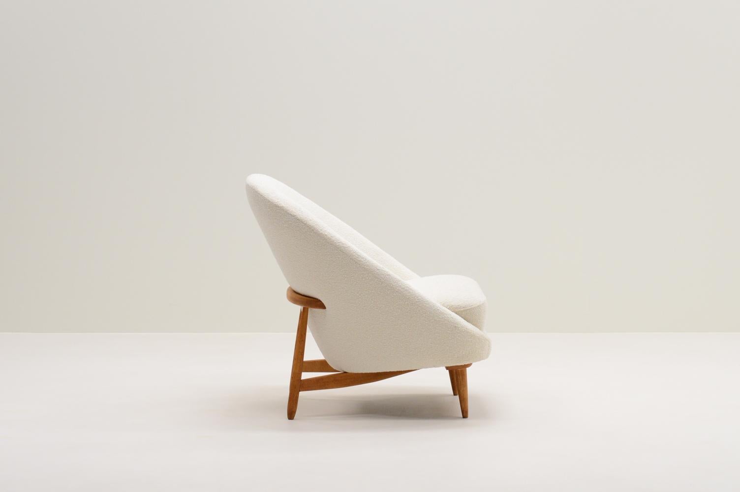 Model 115 chair by Theo Ruth for Artifort, 1950s the Netherlands. This chair was made in 1958 and has the original wooden frame, later Artifort also made a version with a metal frame. Theo Ruth (1915- 1971) was one of the pioneer designers of