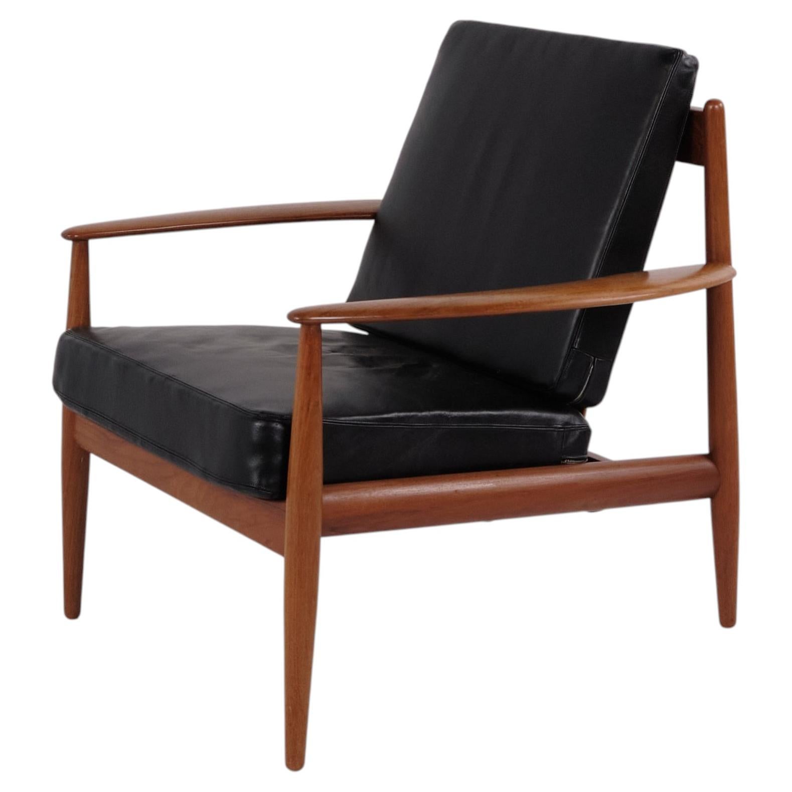 Poltrona modello 118 disegnata da Grete Jalk per France & Søn, in teak e pelle nera in vendita