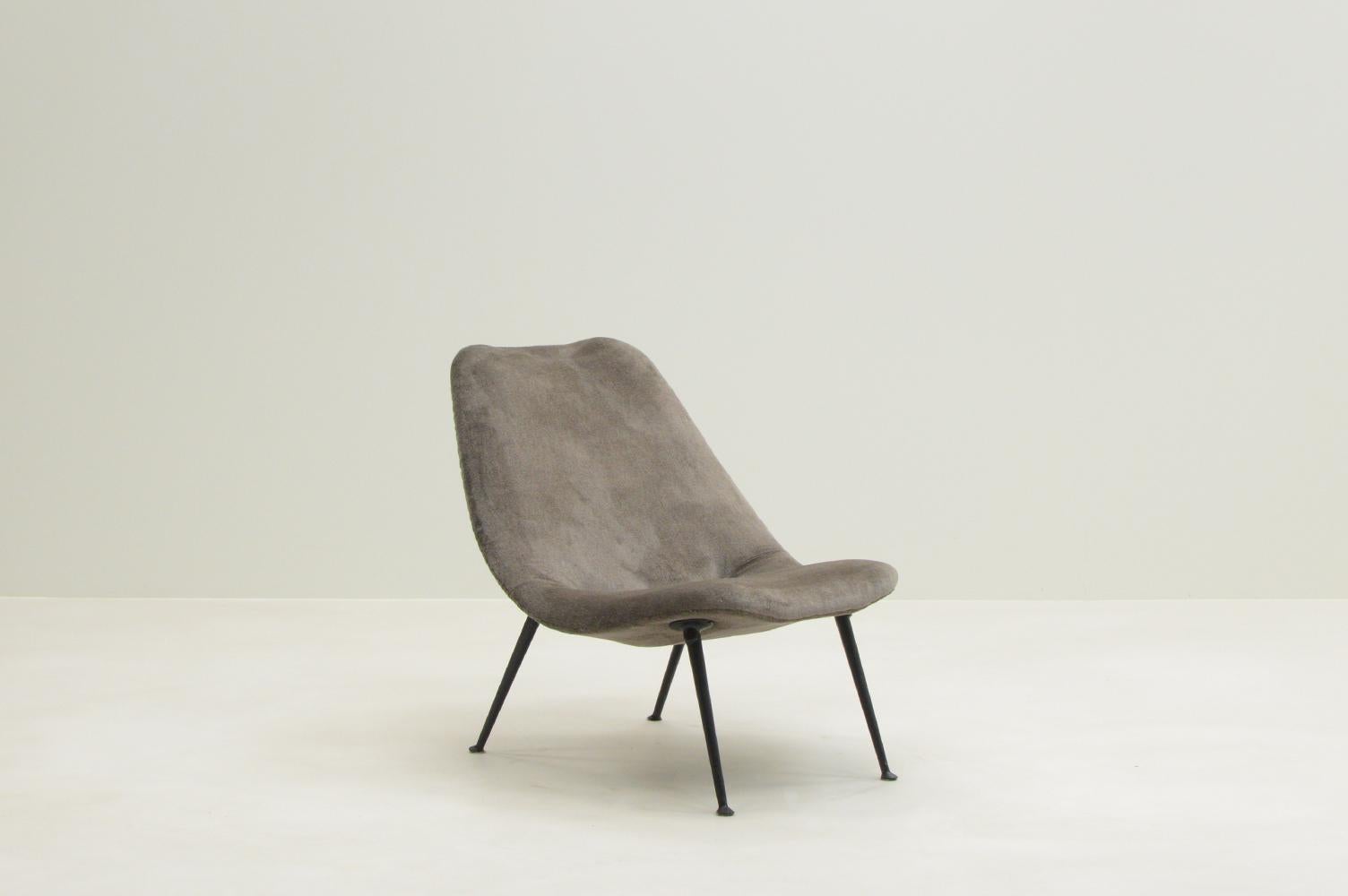Chaise modèle 122 par Theo Ruth pour Artifort, années 1950, Pays-Bas. Theo Ruth (1915- 1971) a été l'un des premiers concepteurs d'Artifort. La chaise a des pieds en fonte noire et est retapissée avec un tissu en laine Mohair taupe. Cette chaise de