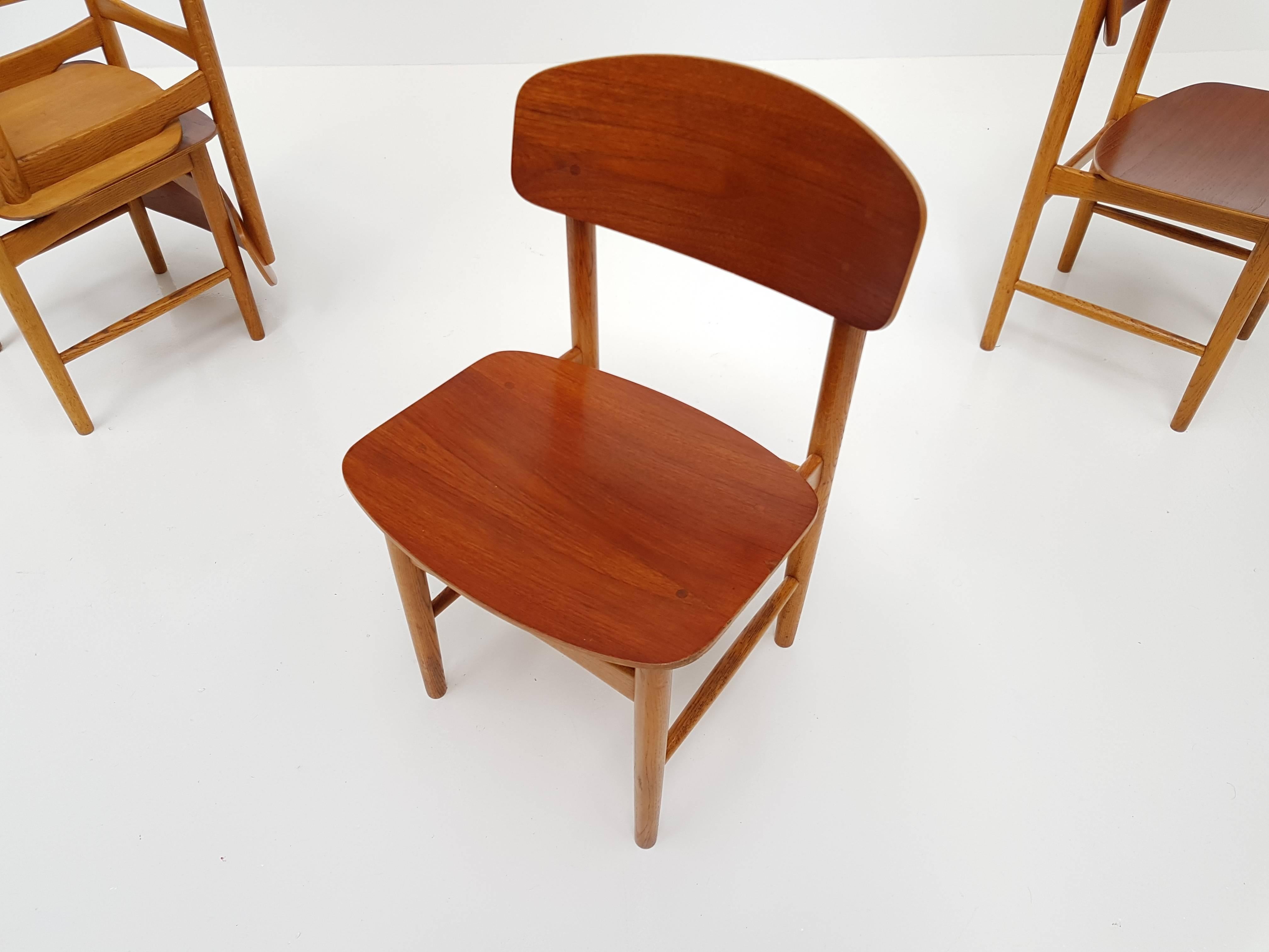 Model 122 Teak and Oak Dining Chairs by Børge Mogensen for Søborg, 1960s In Good Condition In London Road, Baldock, Hertfordshire