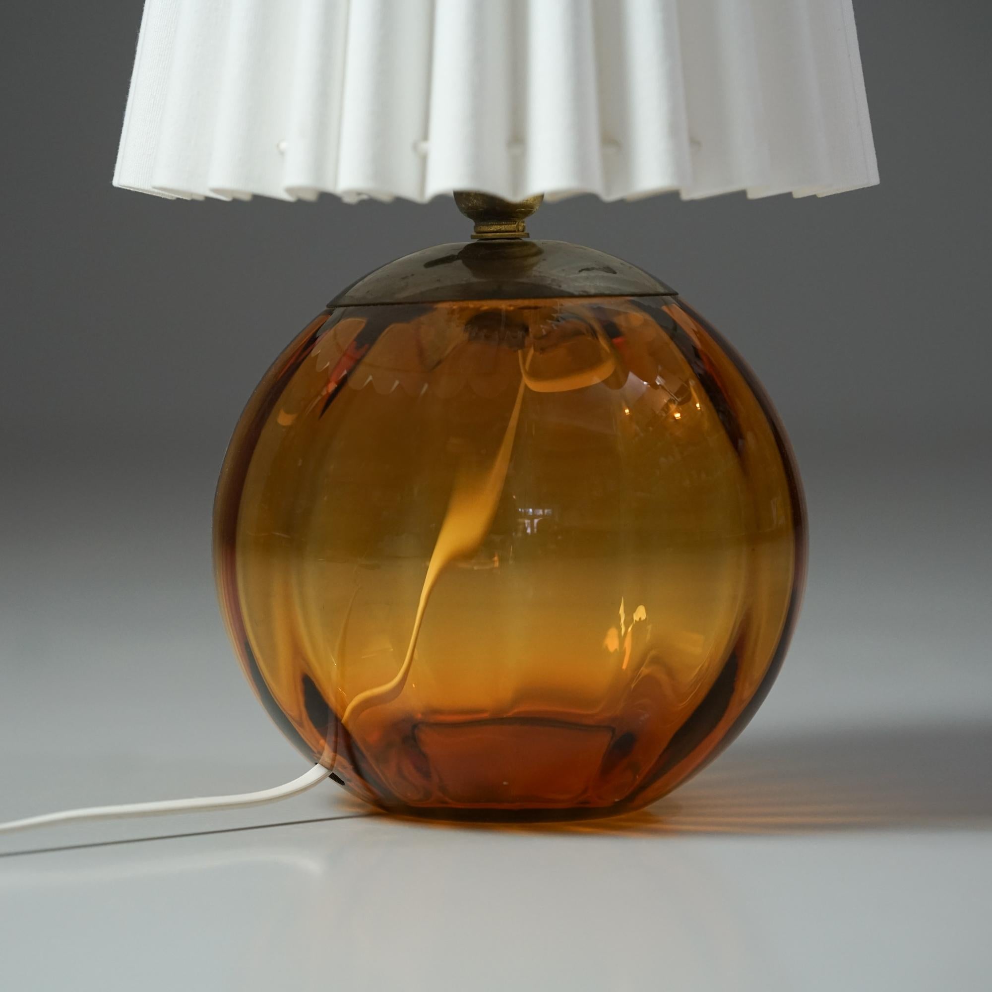 Scandinave moderne Lampe de table modèle 12501, Kauklahden Lasitehdas, années 1930/1940 en vente