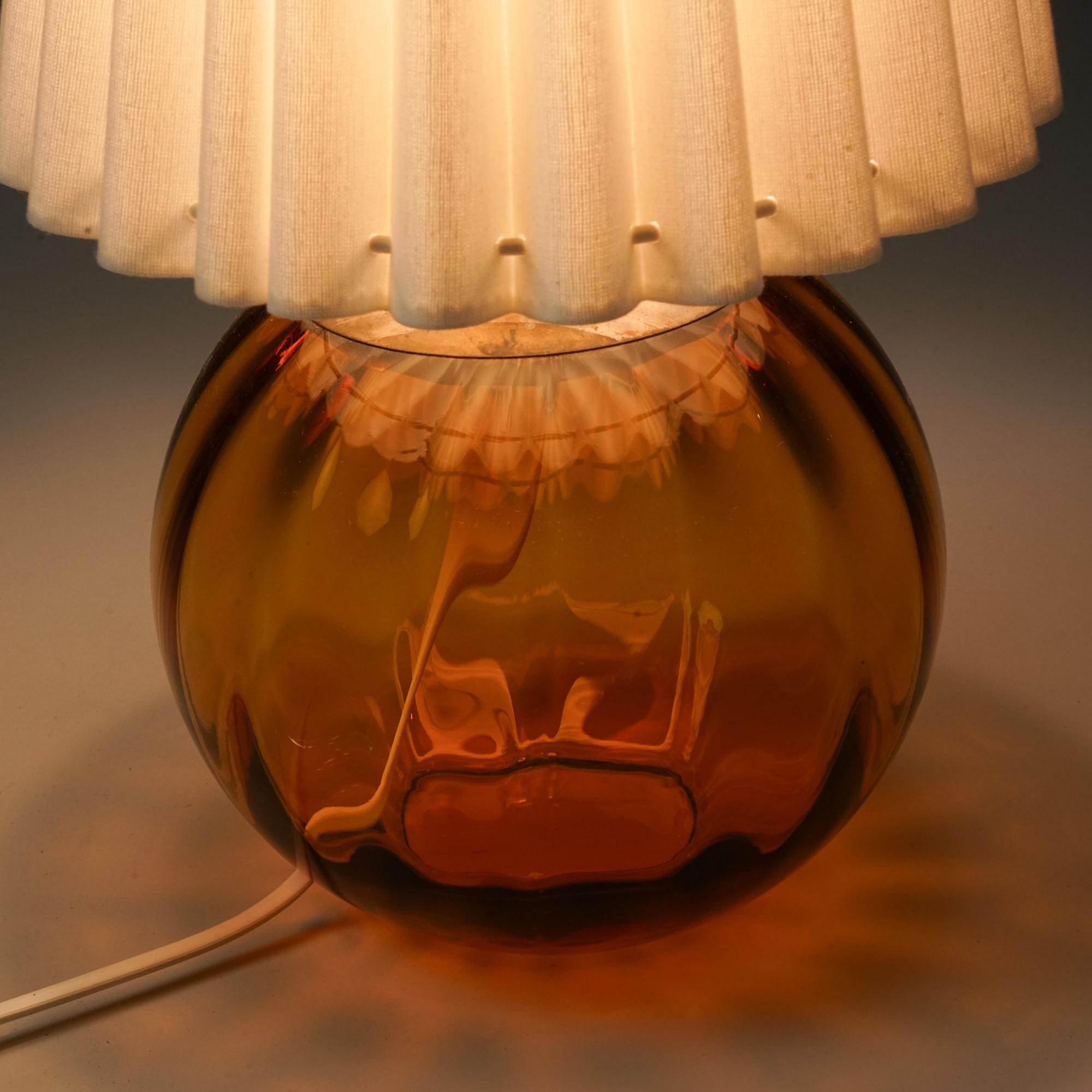 Milieu du XXe siècle Lampe de table modèle 12501, Kauklahden Lasitehdas, années 1930/1940 en vente