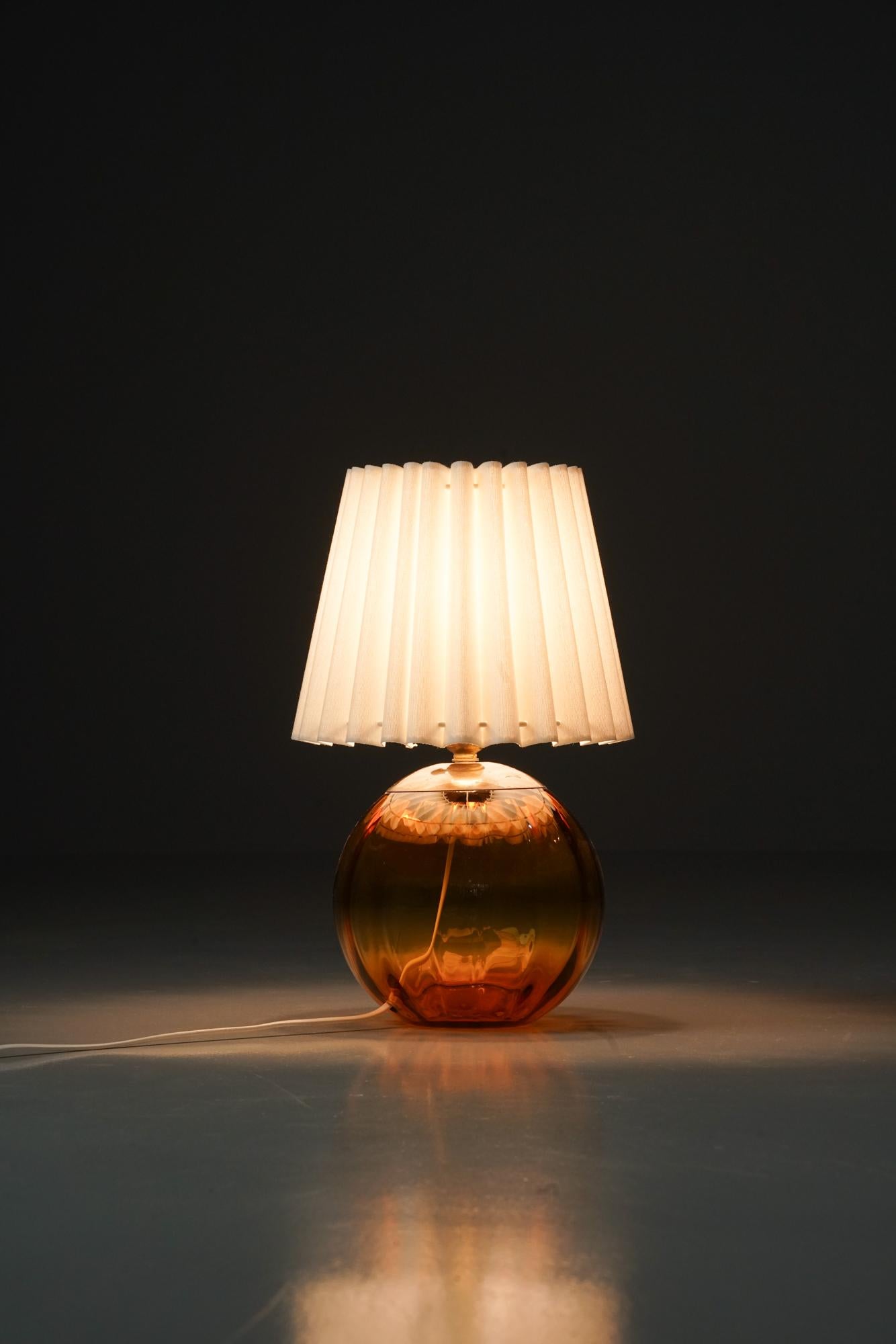 Laiton Lampe de table modèle 12501, Kauklahden Lasitehdas, années 1930/1940 en vente