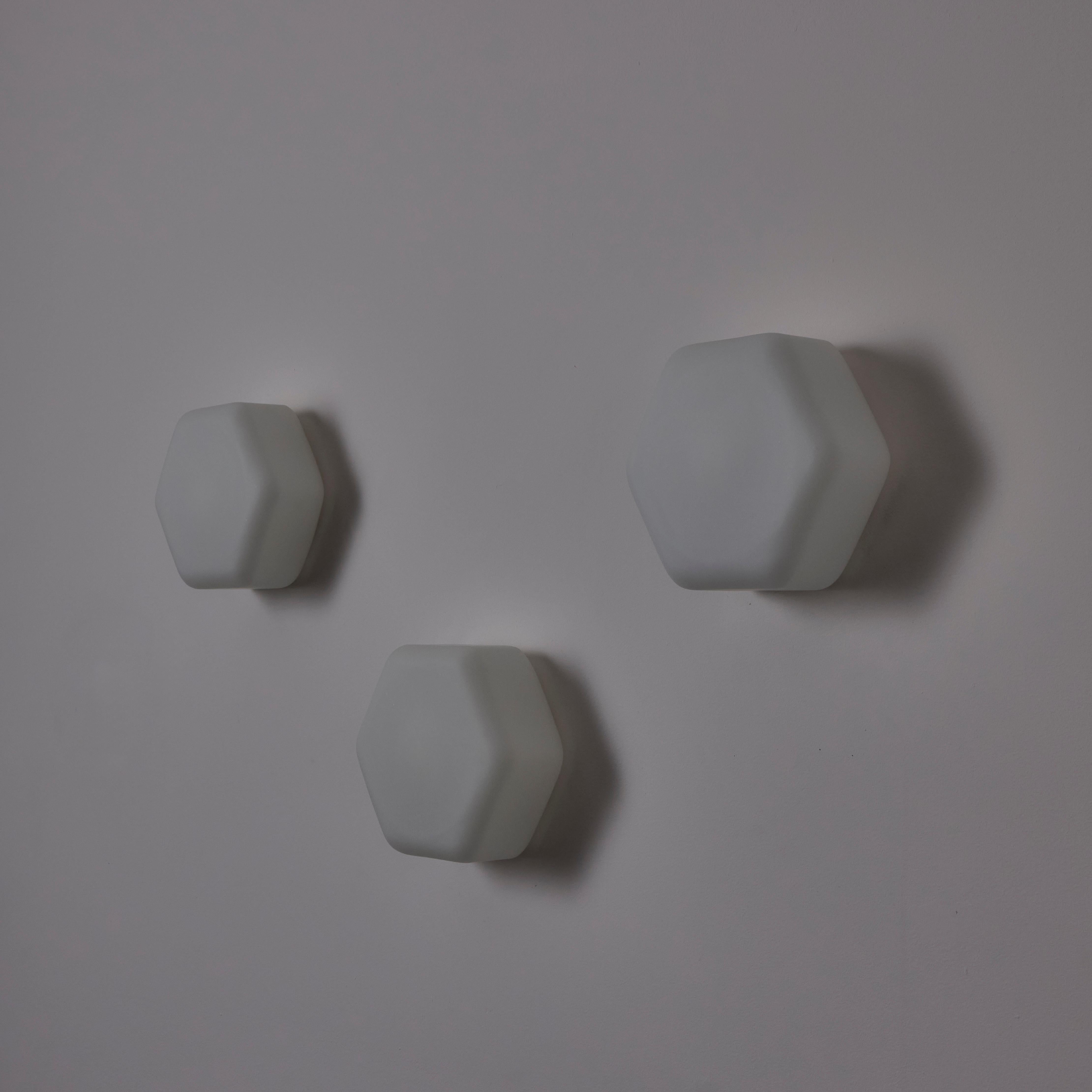 Modelo 12838 Apliques de Angelo Lelii para Arredoluce (IT, c. 1960)

Hexágonos de cristal opalino blanco con borde curvado. Cada aplique tiene una sola toma de tipo E27, adaptada para EE.UU. Recomendamos una bombilla de 25-60 vatios como máximo o su