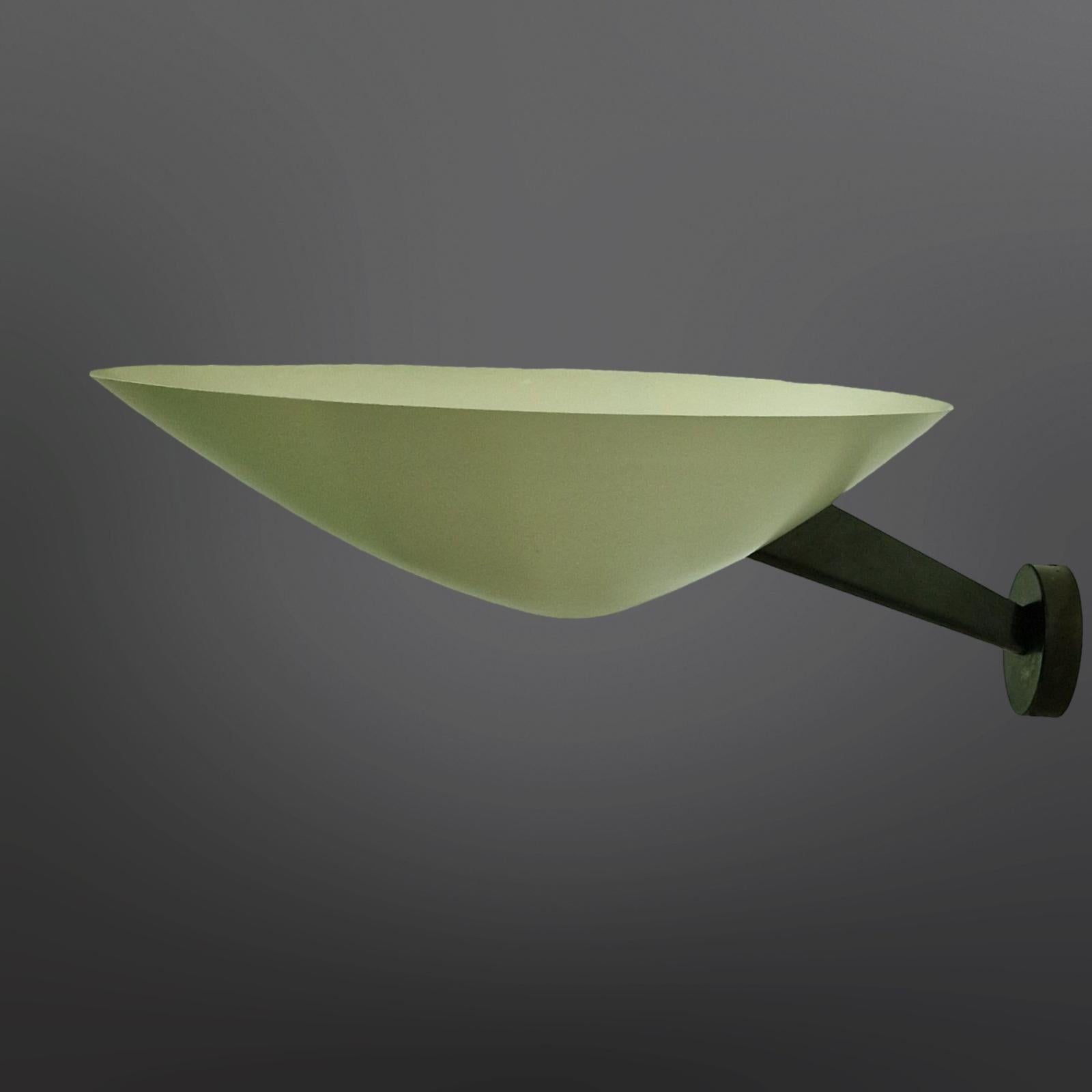 Große, nach oben gerichtete Space-Age-Wandleuchte, entworfen von Giuseppe Ostuni für Oluce Italien in den 1950er Jahren. Der untertassenförmige Schirm misst 46 cm im Durchmesser. Er fasst 2 E27-Glühbirnen. Geeignet für 110 Volt und 240 Volt, je nach