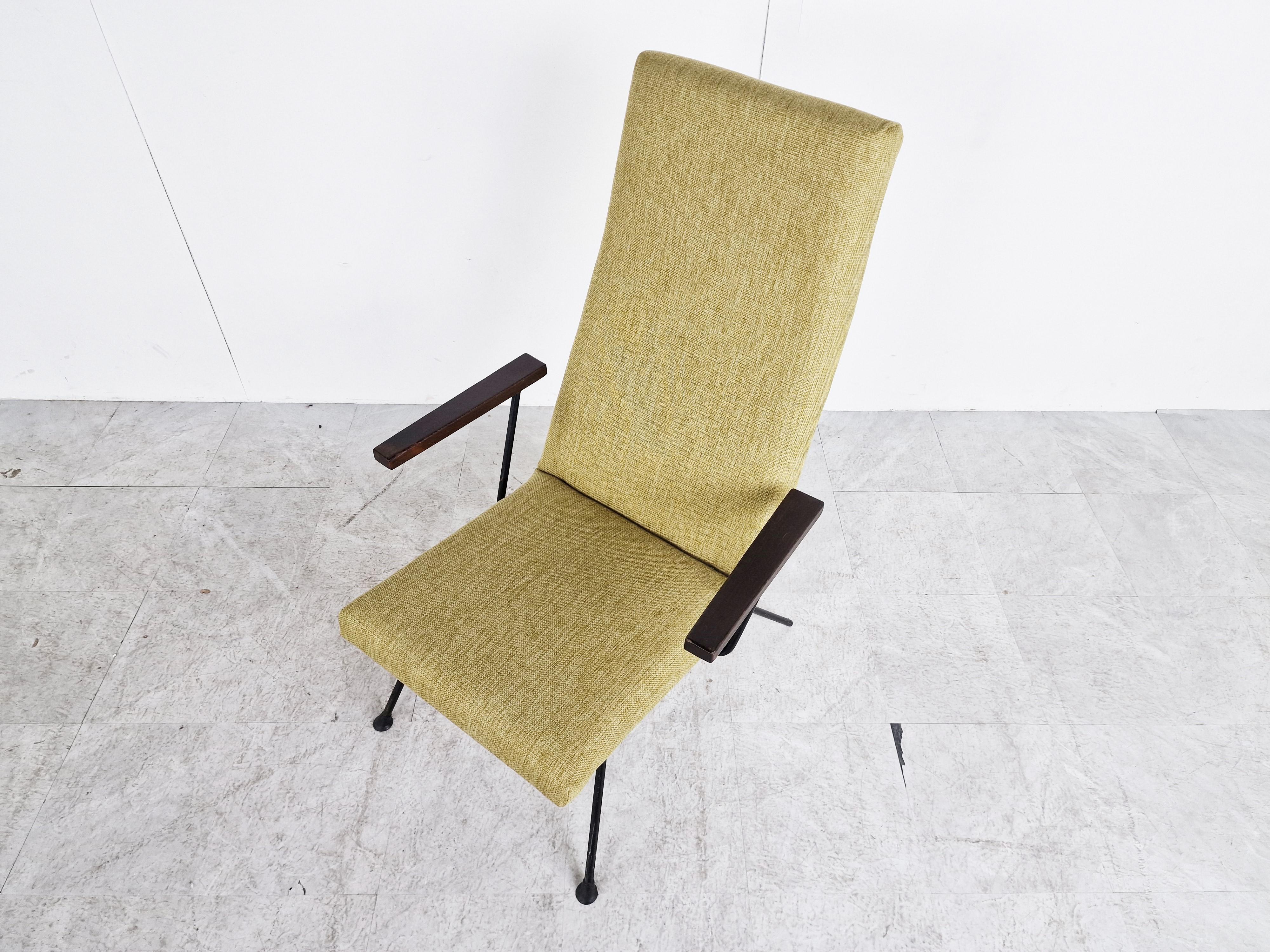 Elegant Mid- Century Modern armchair designed by André Cordemeyer for Gispen in the 1950s.

The beautiful sleek and elegant design never gets old.

Reupholstered in a green fabric with respect for the authentic look/colour.

1950s -