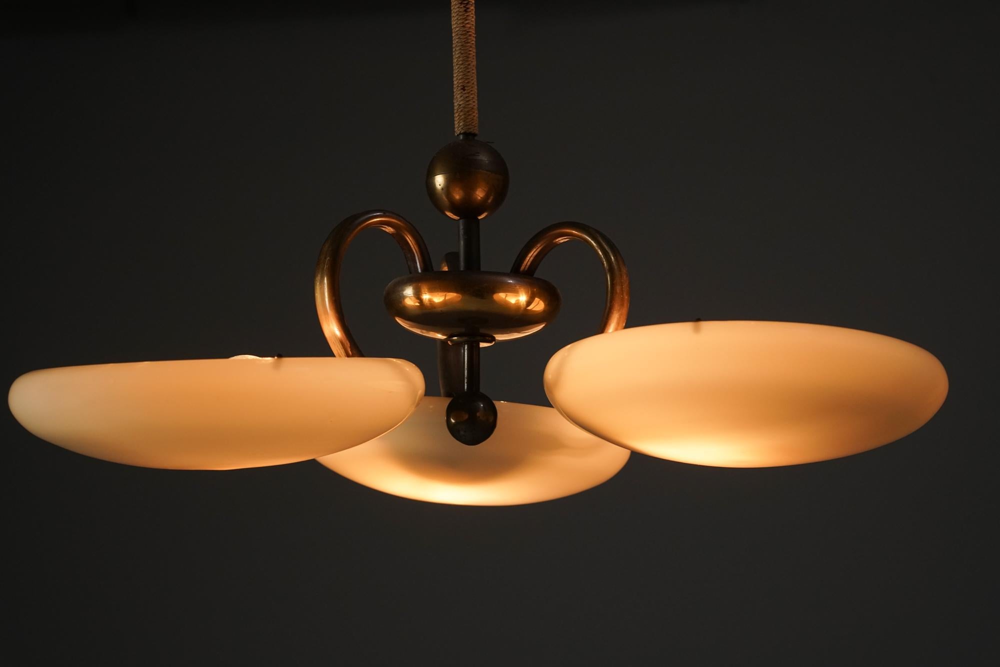 Colgante Art Decó Modelo 1425, Paavo Tynell, Taito Oy, años 1930/1940 en venta 3