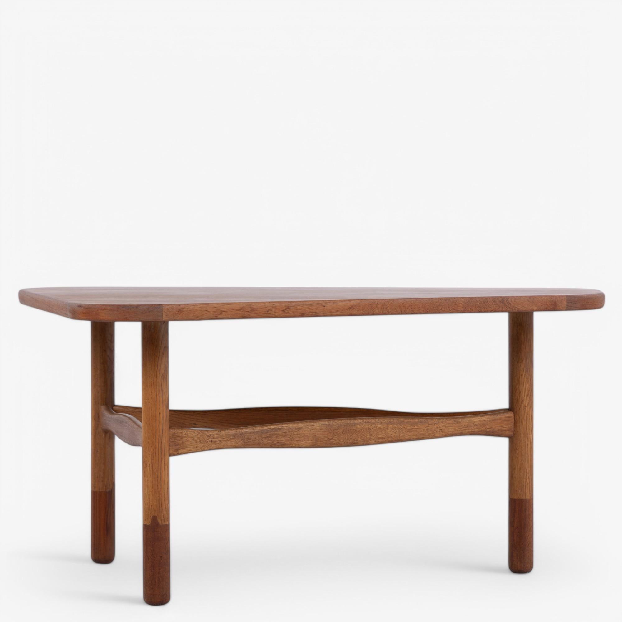 Modell 1450 - Couchtisch mit Gestell aus Eiche und Schuhen und Platte aus Teakholz. Entworfen von Yngve Ekström.
