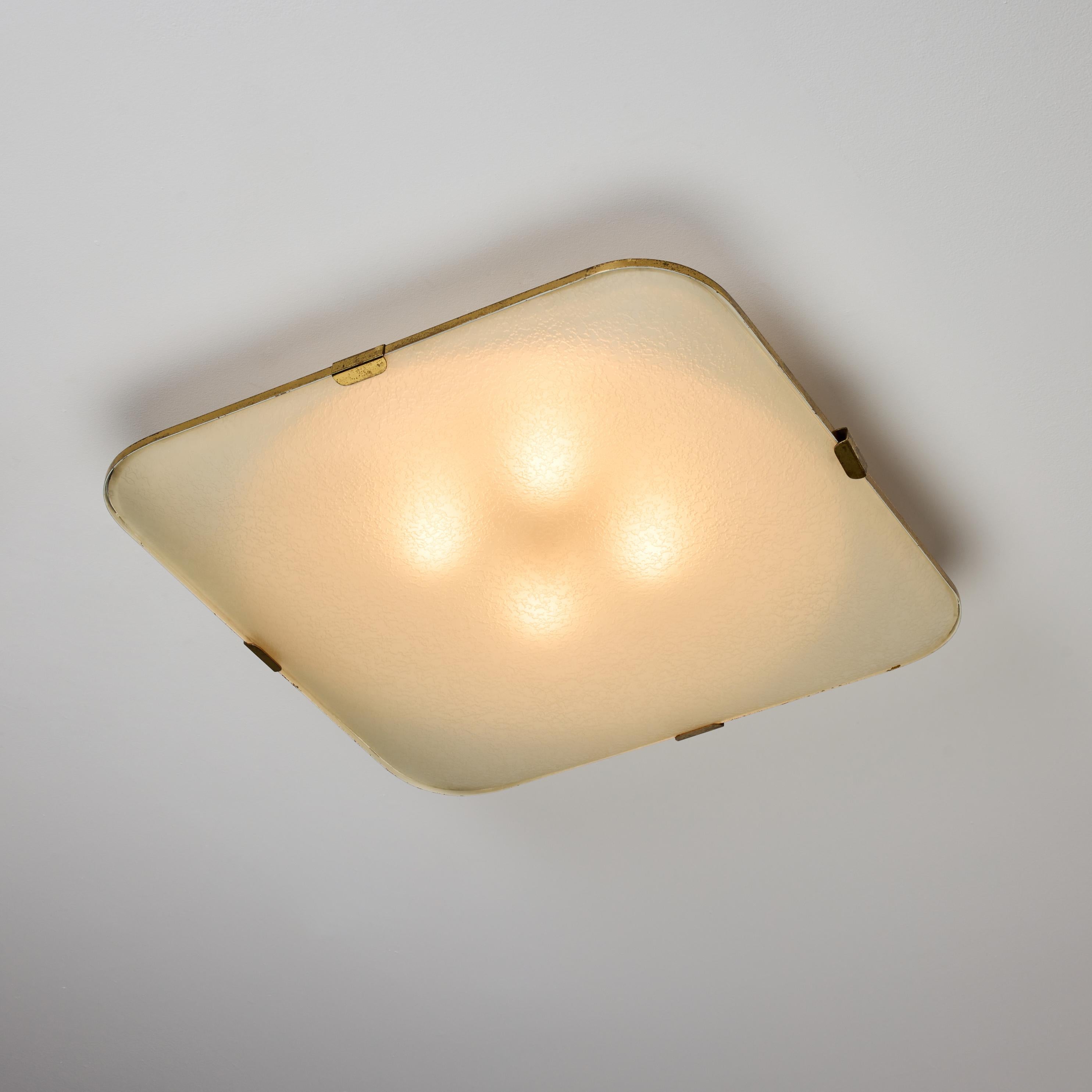 Modèle 1485/1 Flush Mount par Fontana Arte. Conçue et fabriquée en Italie vers les années 1950. Verre texturé avec boîtier en acier et aluminium de forte épaisseur, émaillé dans une finition blanc os. Les détails et la quincaillerie sont en laiton.