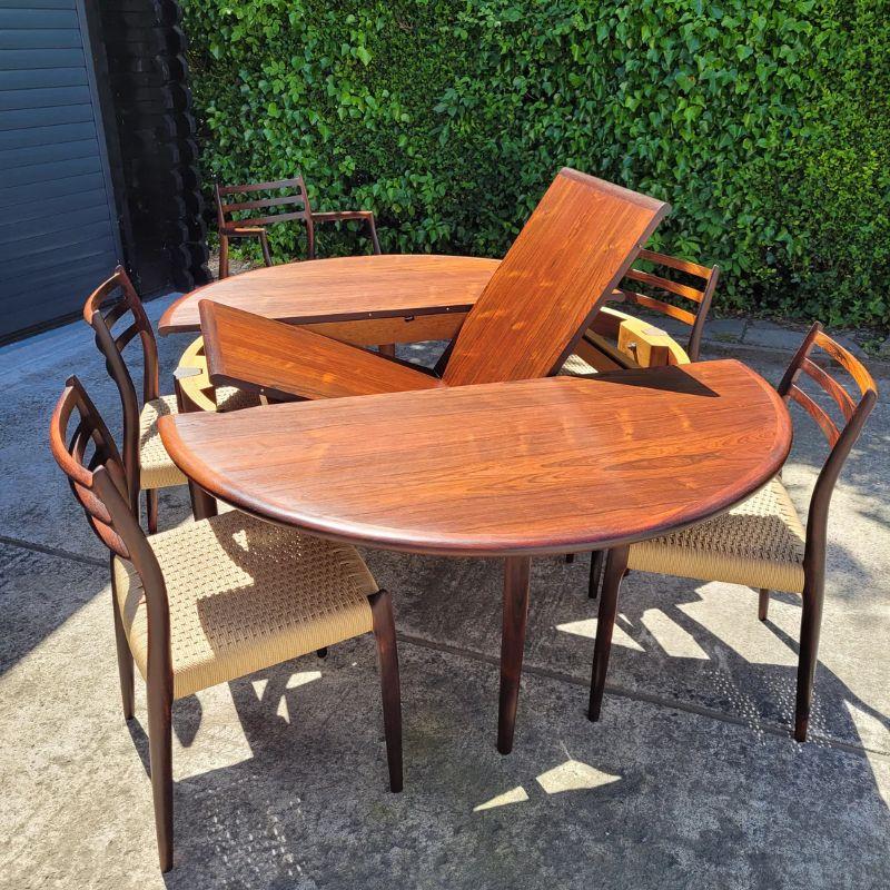 Exquisite Model 15 dining table by designer Niels Moller, and manufactured in Denmark by J.L. Møller Mobelfabrik in 1960. This round dining table has a nice size, on which four people can be seated, but can easily be enlarged by folding out the