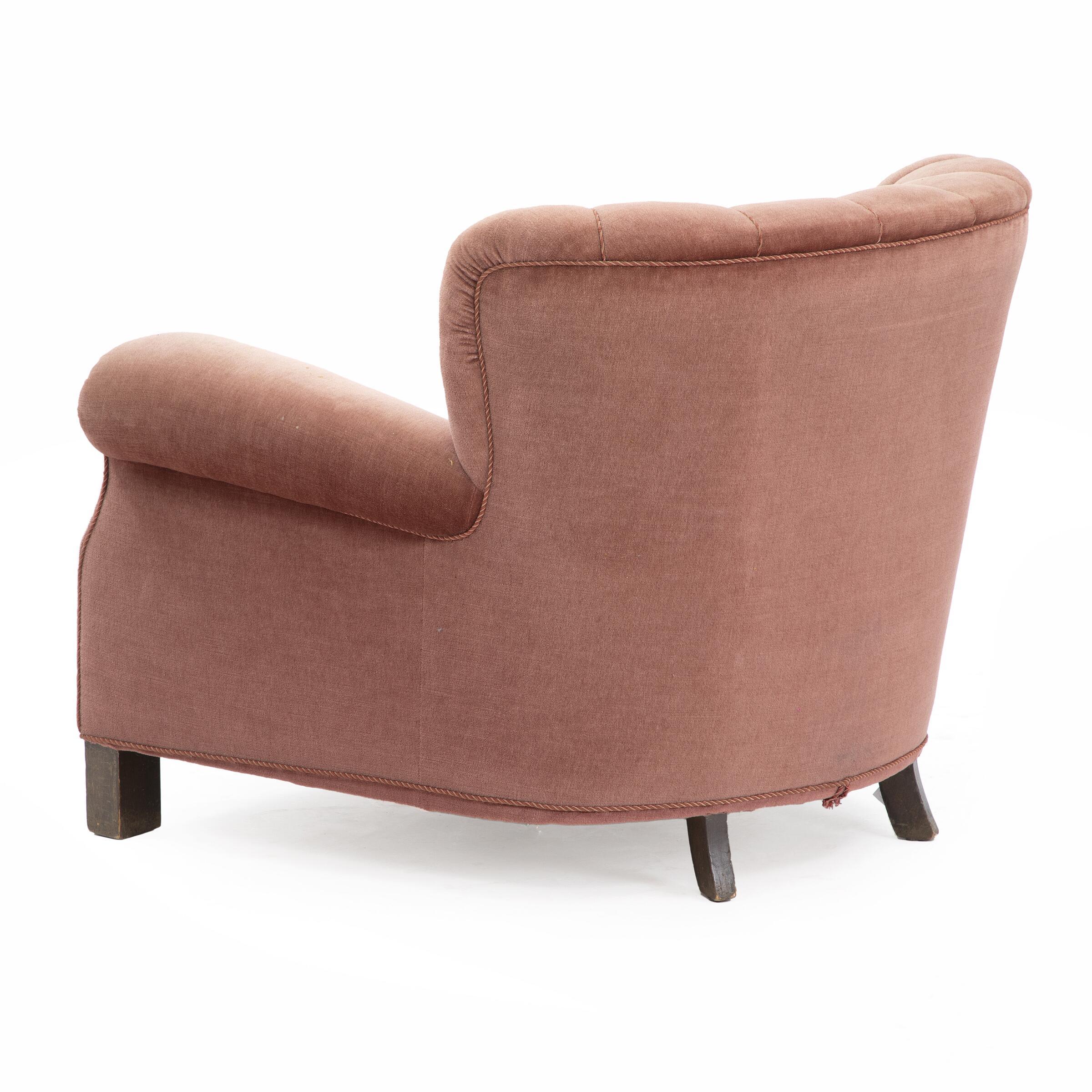 Model 1518 Large Armchair in Pink Velour. Made at Fritz Hansen, 1930s–40s In Fair Condition For Sale In Vejle Øst, DK