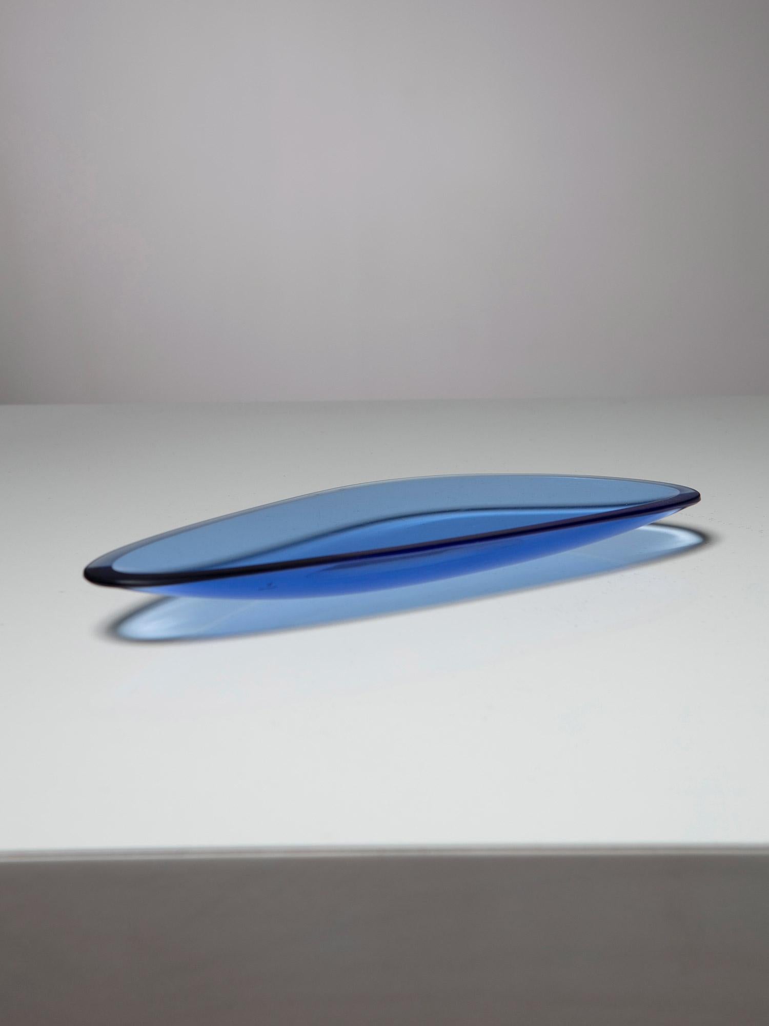 Modello 1528, grazioso vassoio blu di Fontana Arte.
Forma triangolare con angoli arrotondati.