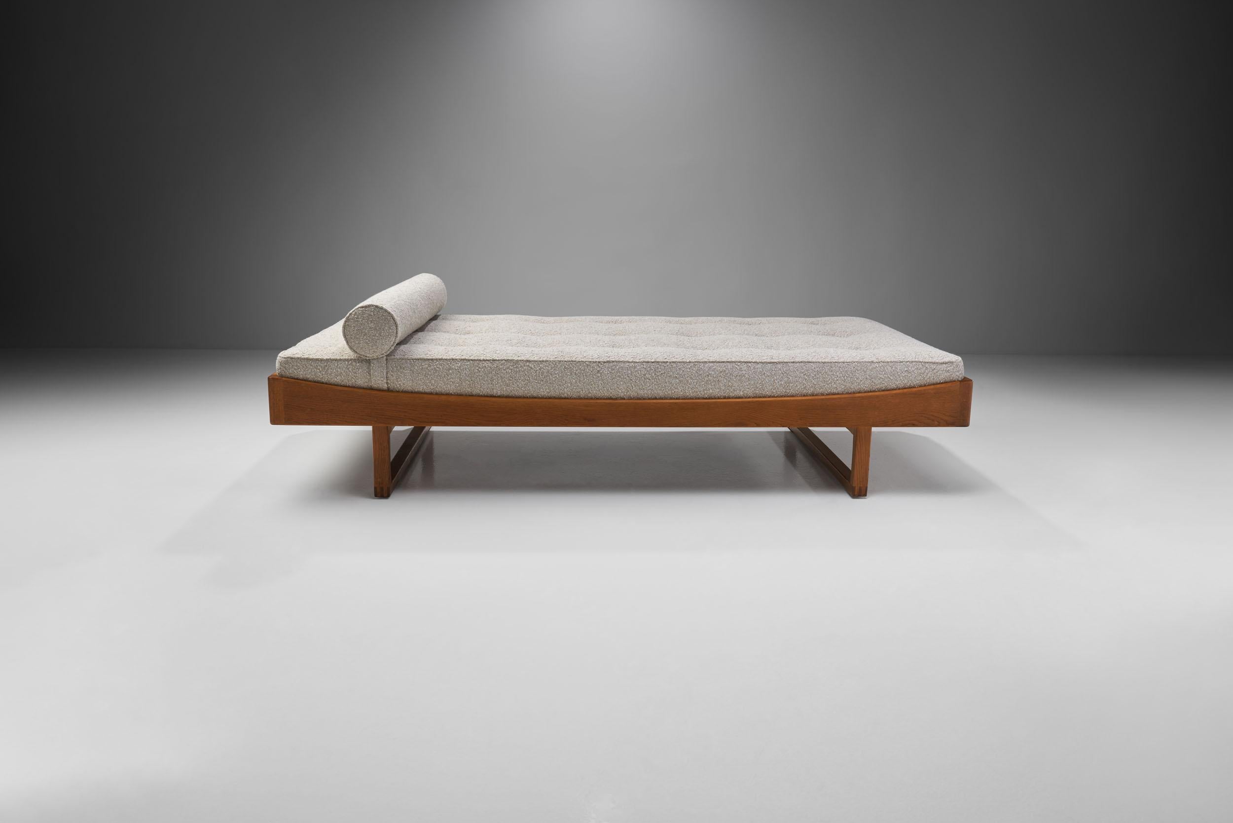 This gorgeous oak daybed model by the Danish furniture maker Bernhard Pedersen og Søn was inspired by Classic Danish furniture design and simplicity.

The streamlined solid wood frame features a curvy top and geometric, so-called runner legs. From