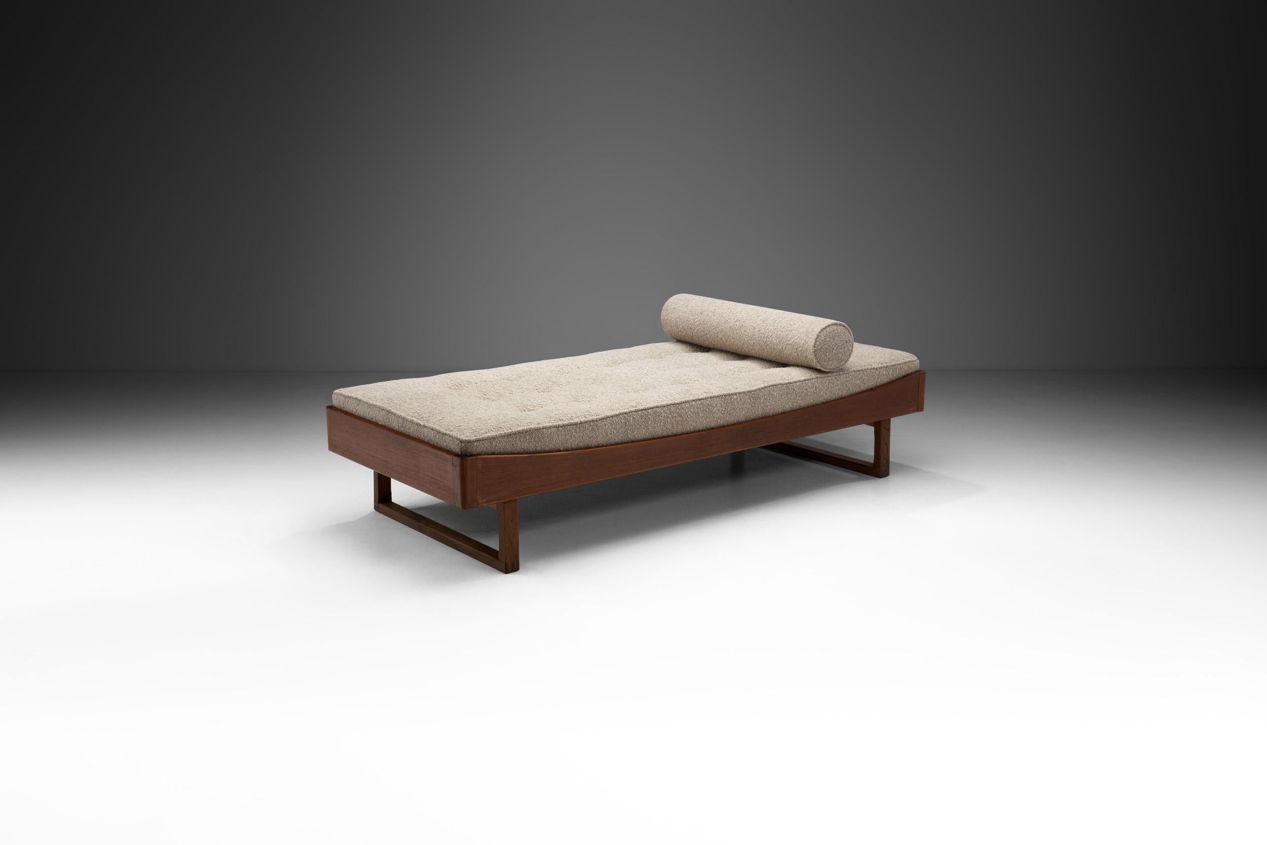 ??This gorgeous oak daybed model by the Danish furniture maker Bernhard Pedersen og Søn was inspired by Classic Danish furniture design and simplicity.

The streamlined solid wood frame features a curvy top and geometric, so-called runner legs.
