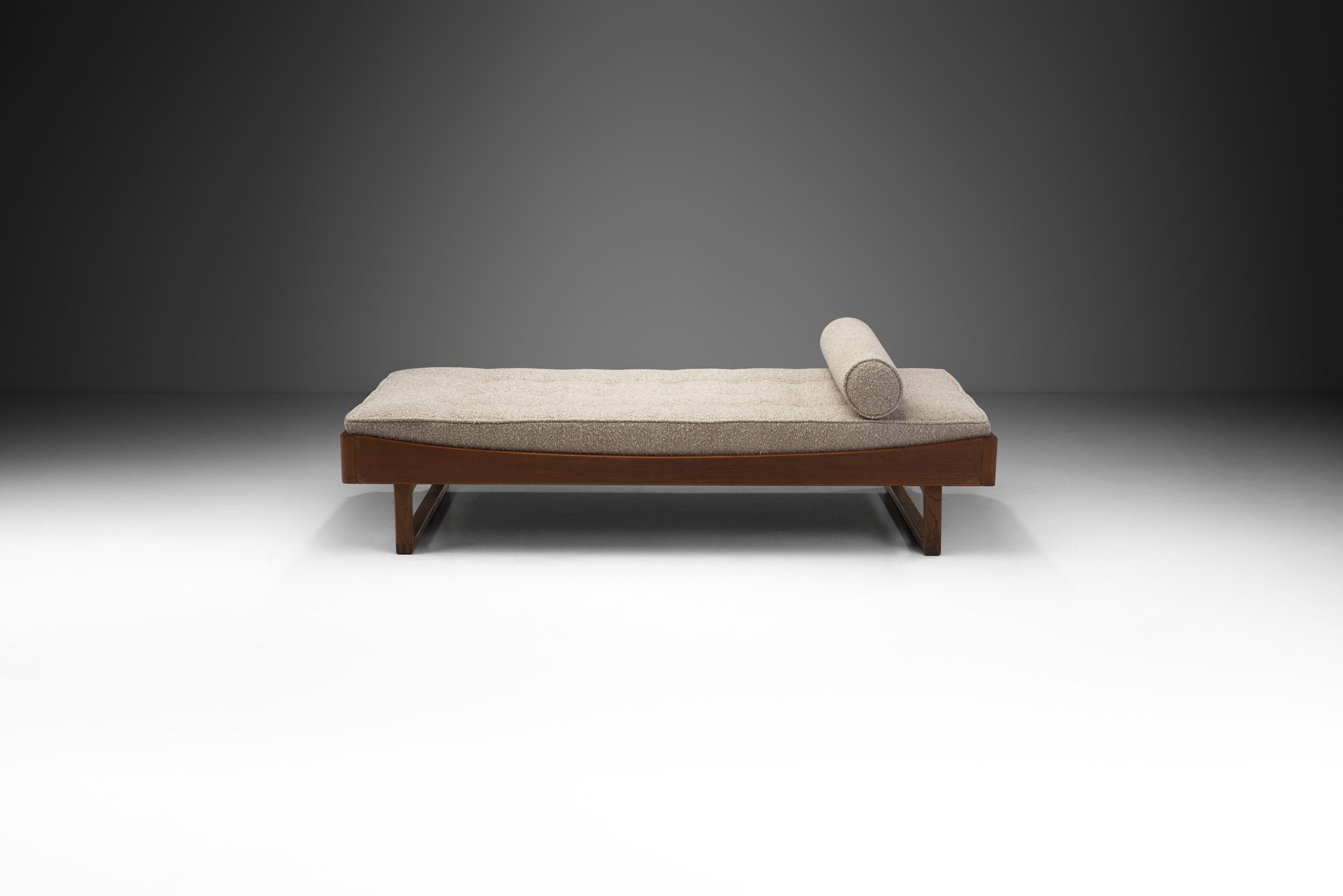 “Model 159” Daybed in Bouclé by Bernhard Pedersen Og Søn, Denmark, 1960s In Good Condition For Sale In Utrecht, NL