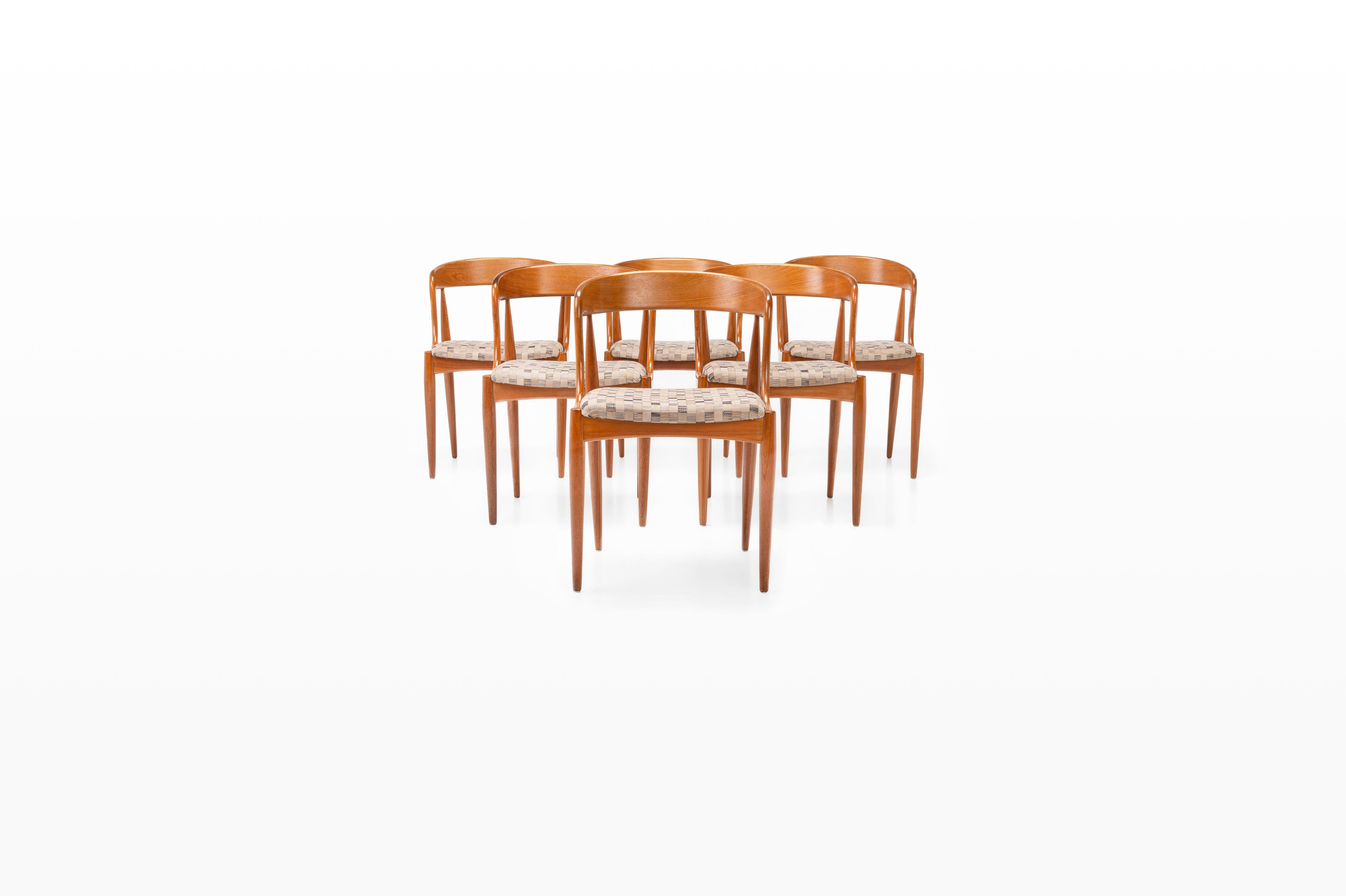 Set of six vintage 'Model 16' dining room chairs. These chairs are designed by Johannes Andersen for Uldum Møbelfabrik in Denmark. They have a light teak frame and a checked fabric in beige and brown tones.. The chairs are in very good