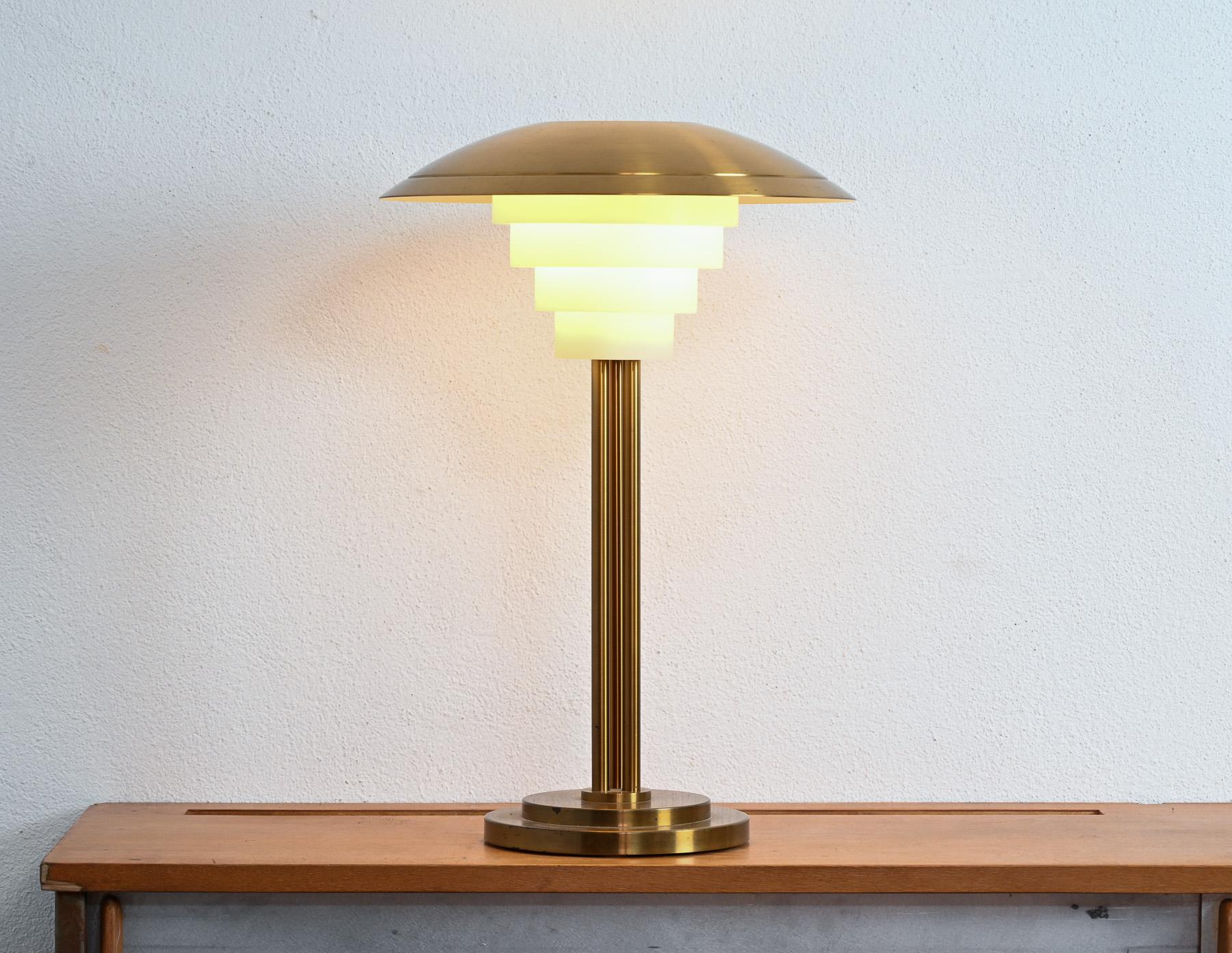 Model 162 table lamp by Jean Perzel For Sale 3